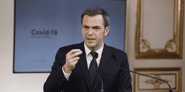En France, on compte 3.042 hôpitaux et cliniques disposaient de 395.670 lits. En photo, Olivier Véran, ministre des Solidarités et de la Santé en pleine crise du COVID-19.