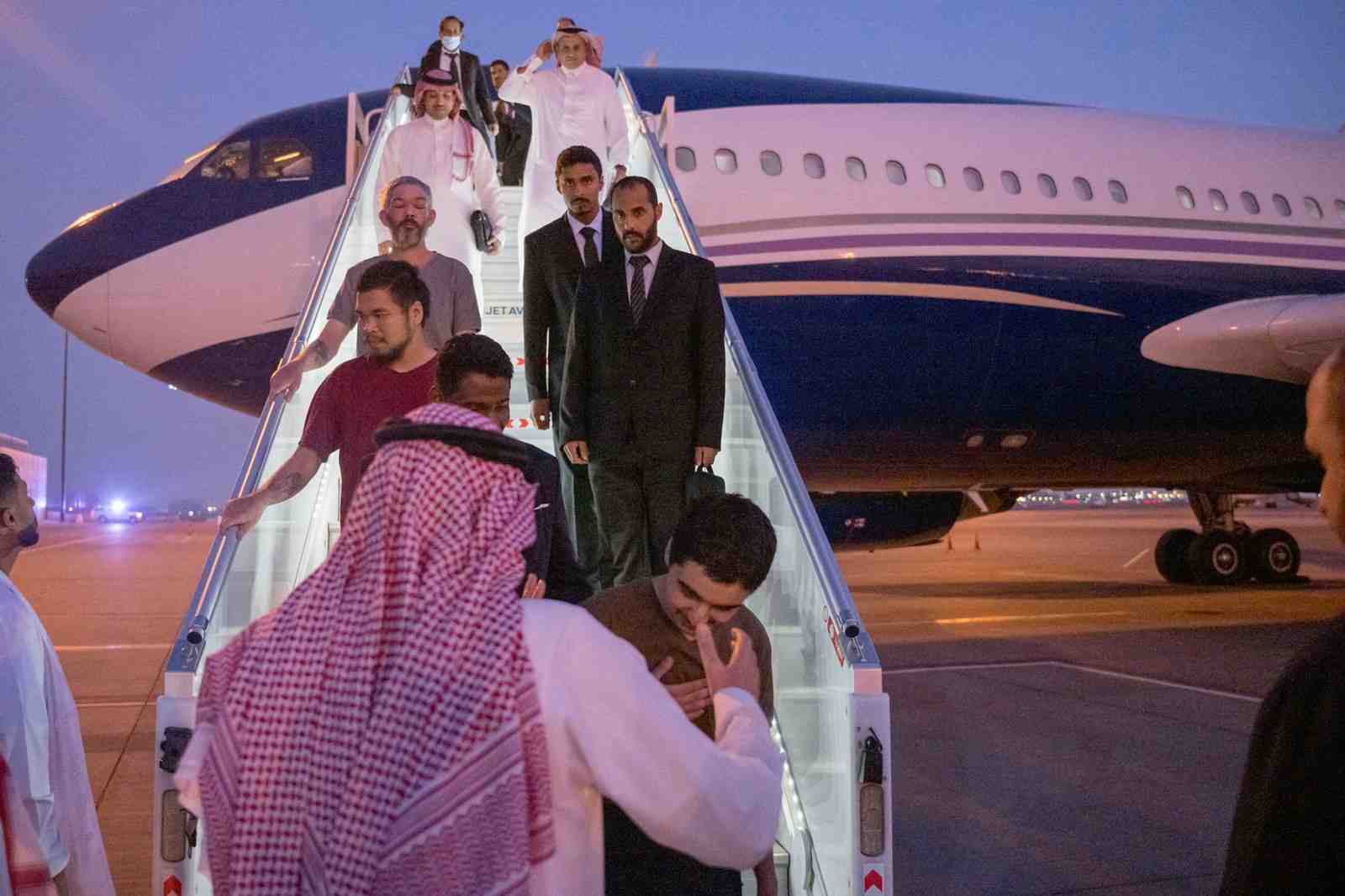 Dix prisonniers de guerre arrivent de russie a l'aeroport international king khalid, a riyad, en arabie saoudite