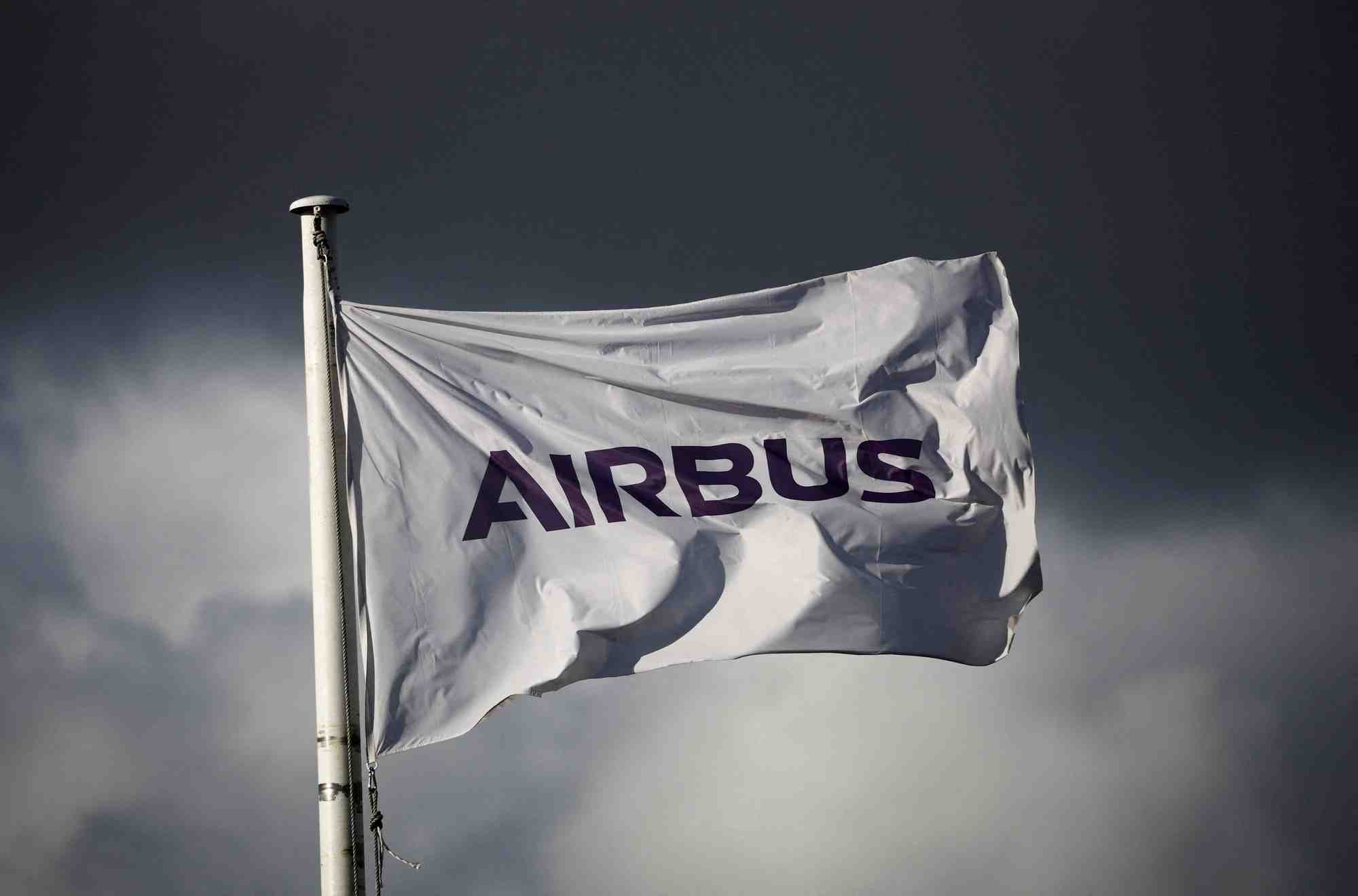 Le logo d'airbus sur un drapeau a l'entree du site d'airbus a bouguenais en france