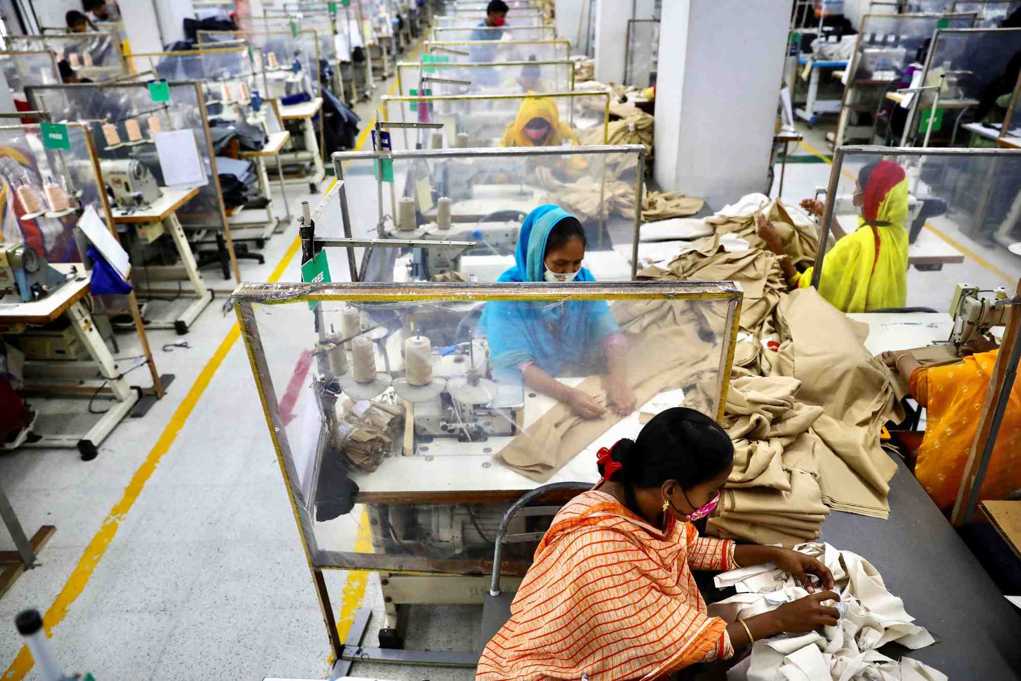 Photo d'archives: des employes travaillent dans une usine de confection a dhaka, au bangladesh