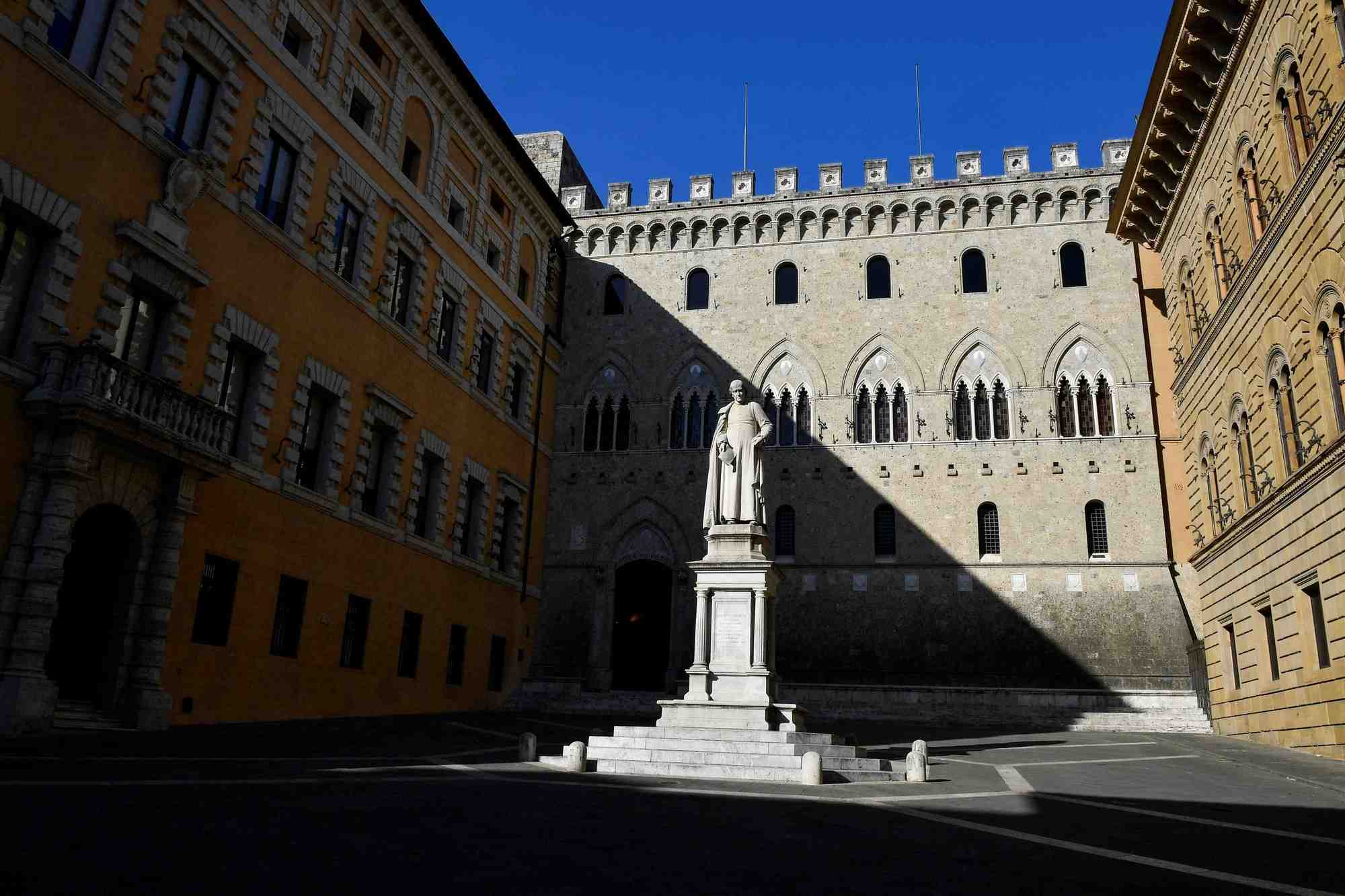 La place Enrico-Cuccia, à Milan, siège de la banque d'affaires Mediobanca