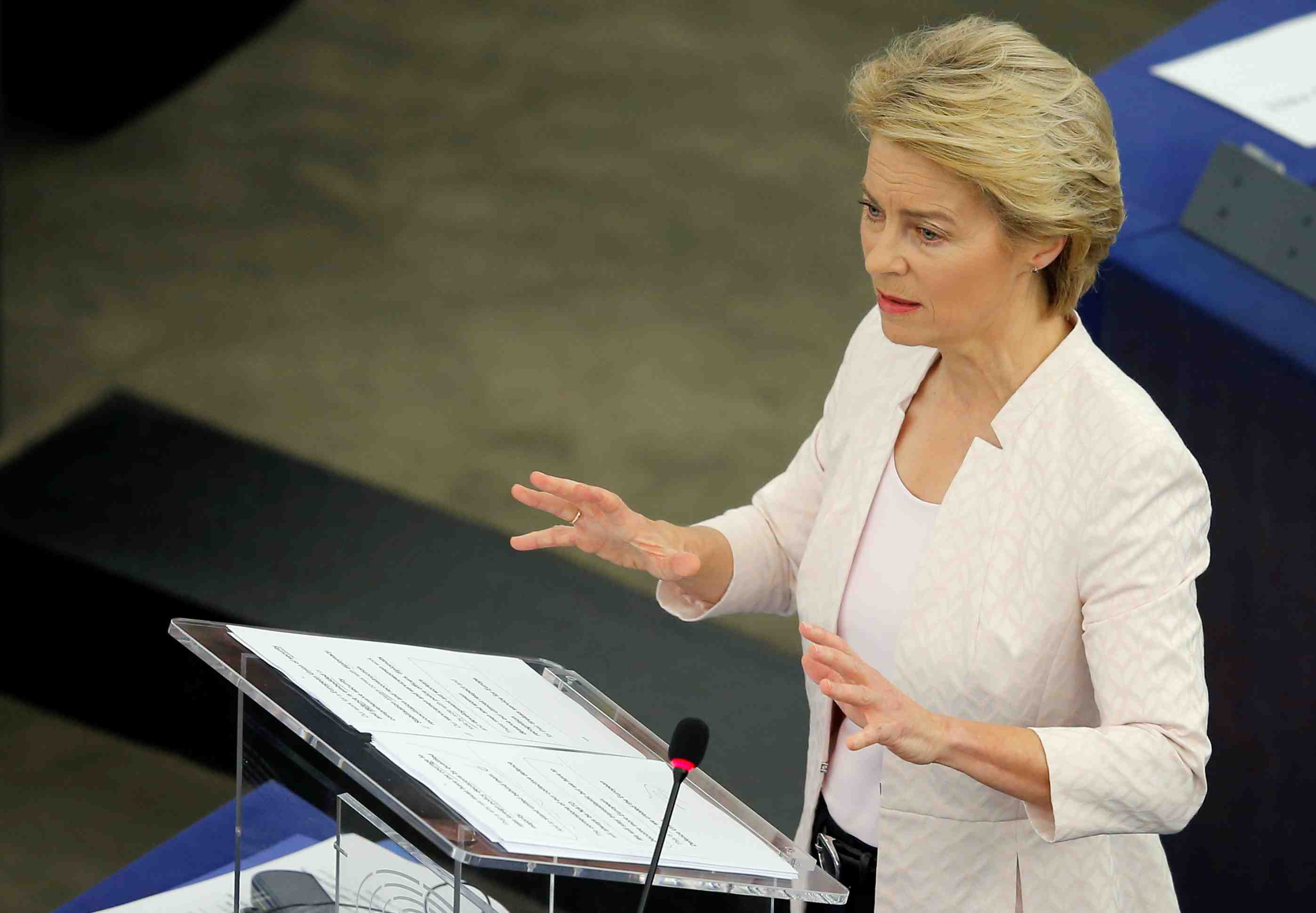 Ue: von der leyen donne des gages a la gauche pour gagner ses voix