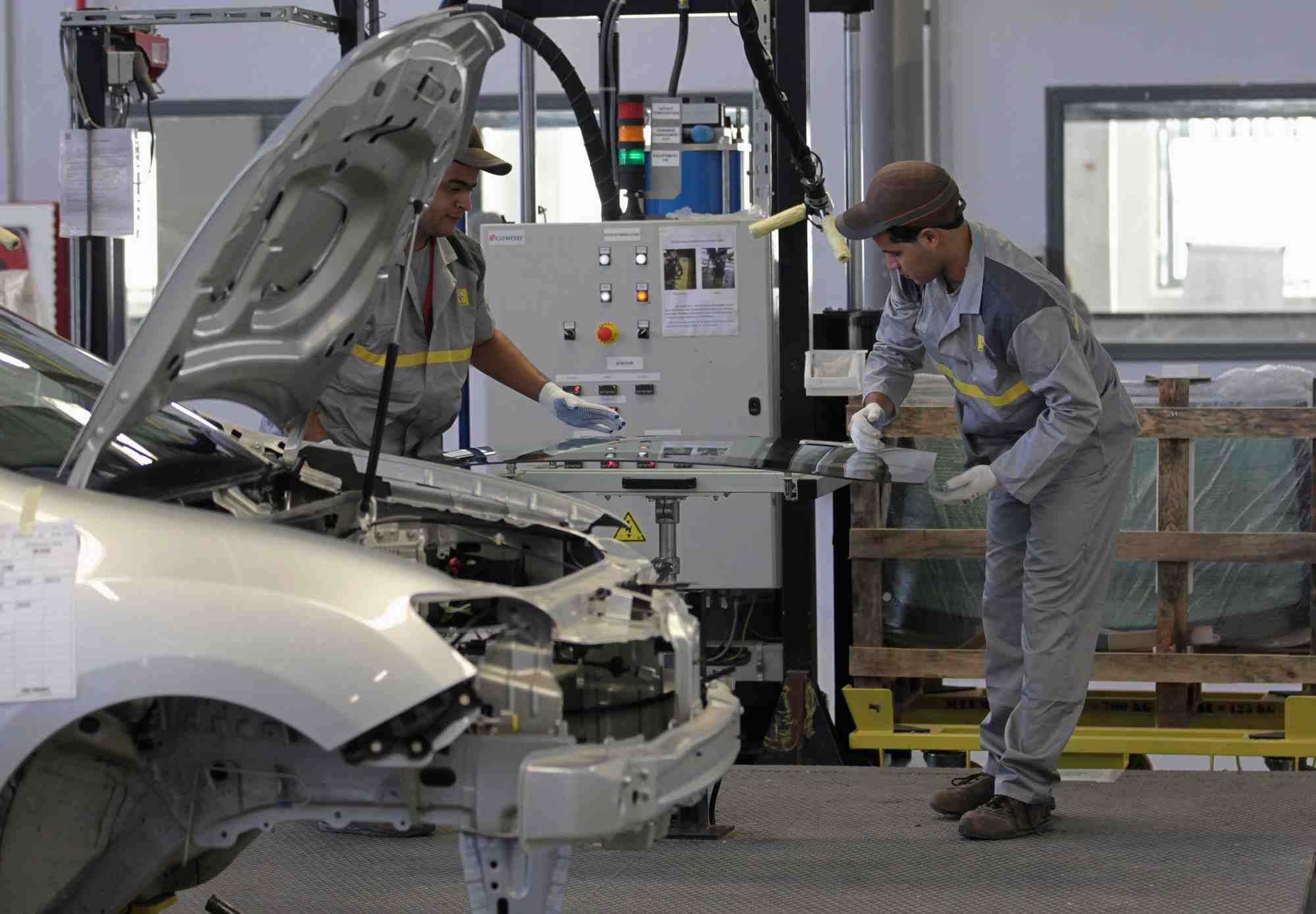 France: la production industrielle plonge en decembre avec les greves