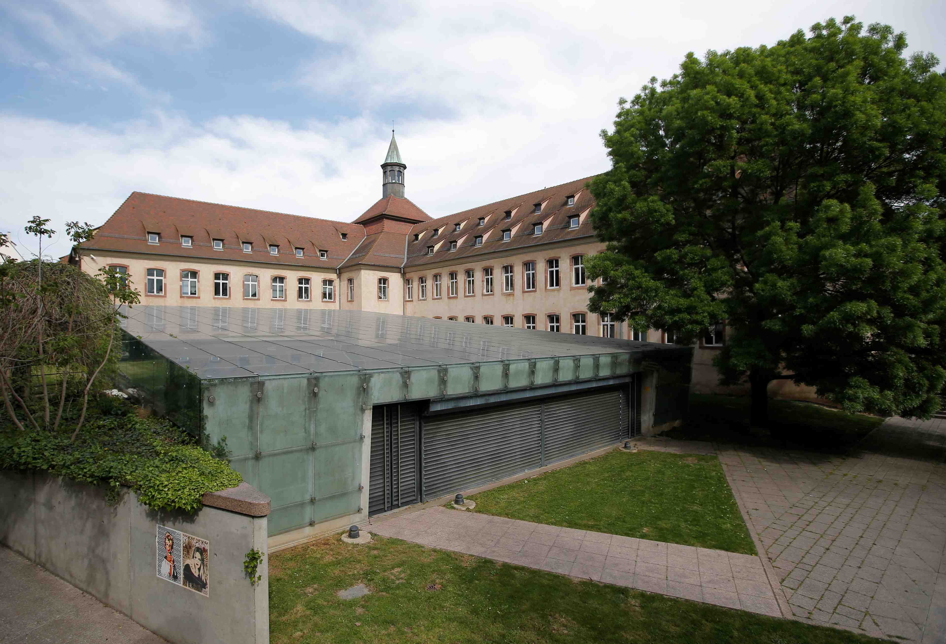 France: macron remplace l'ena par un institut du service public