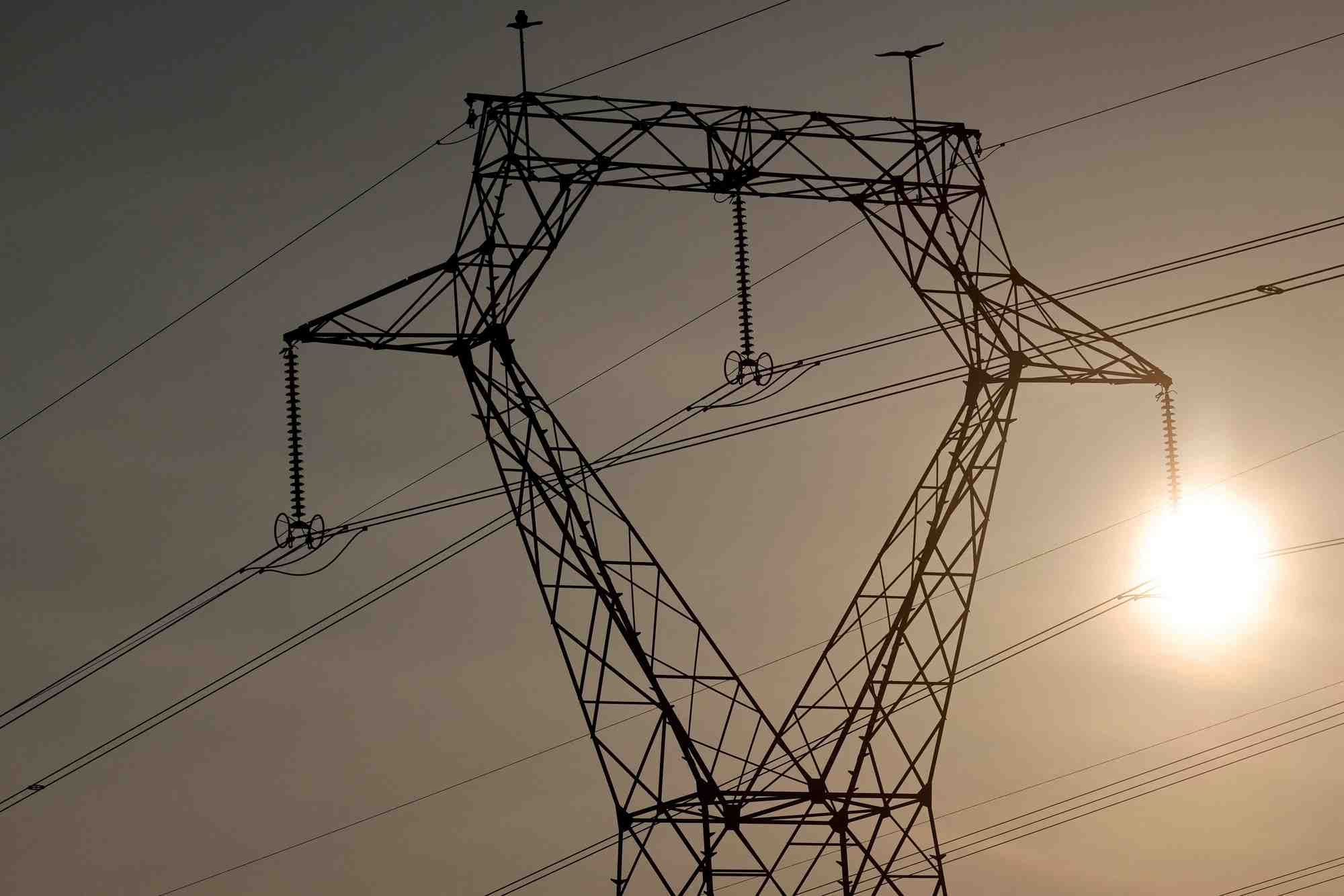 Des pylones de lignes electriques a haute tension