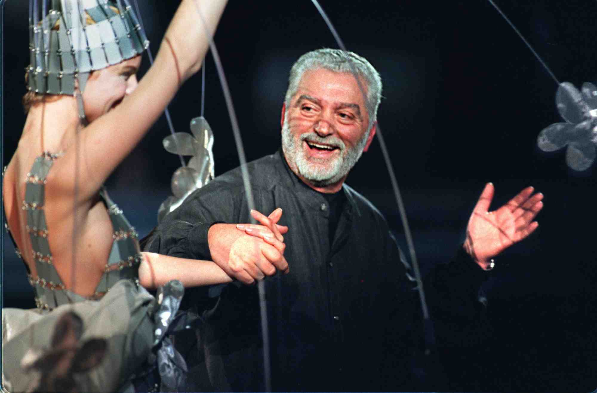 Le createur paco rabane assiste a son defile de mode a paris