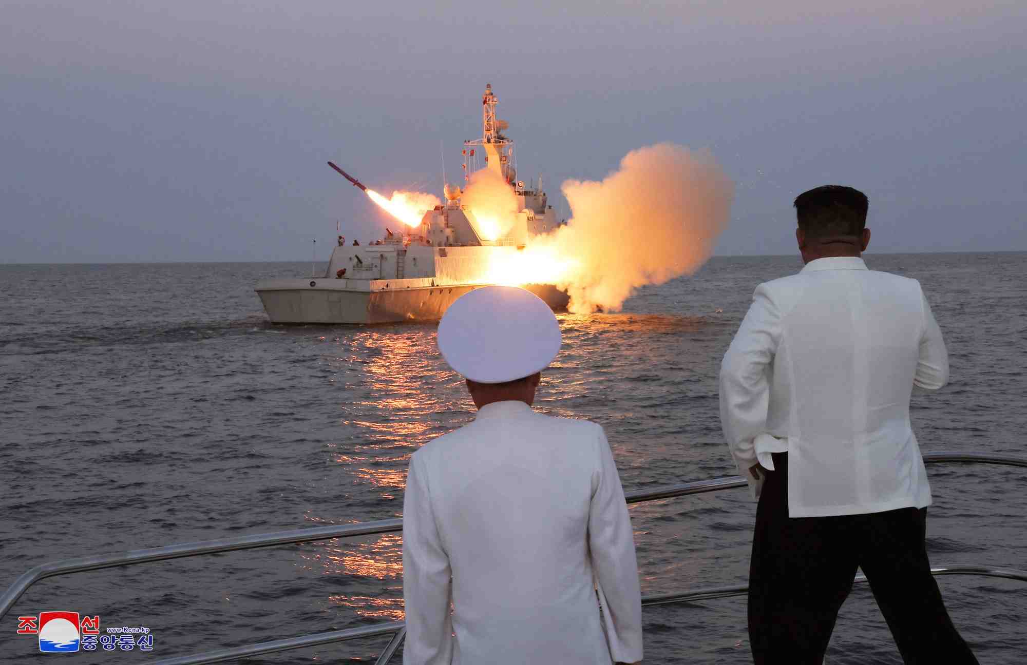 Le dirigeant nord-coreen kim jong un supervise un essai de missile