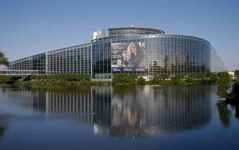 Légère avance du centre-droit avant les élections européennes