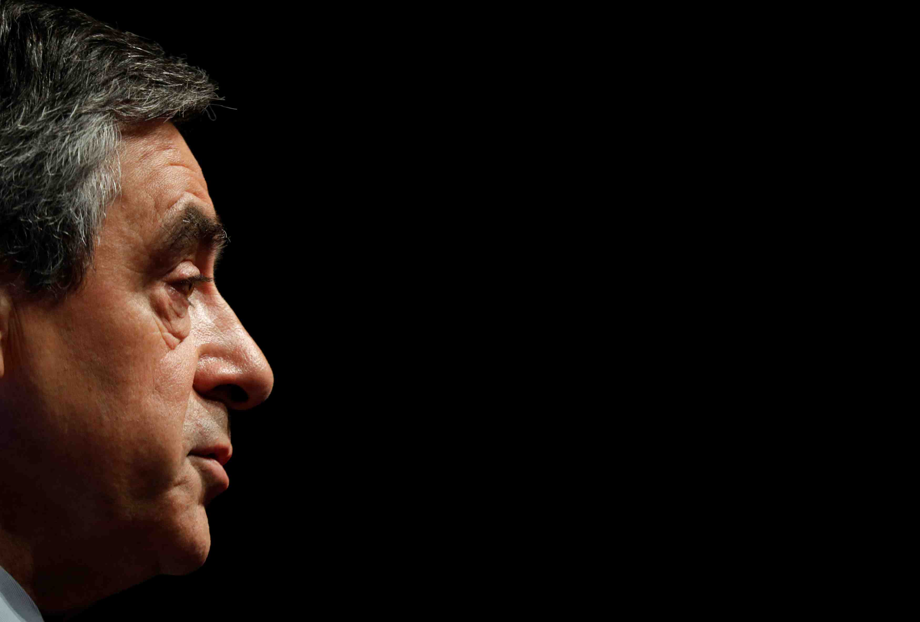 Fillon plebiscite par des patrons, macron ne leve pas le doute