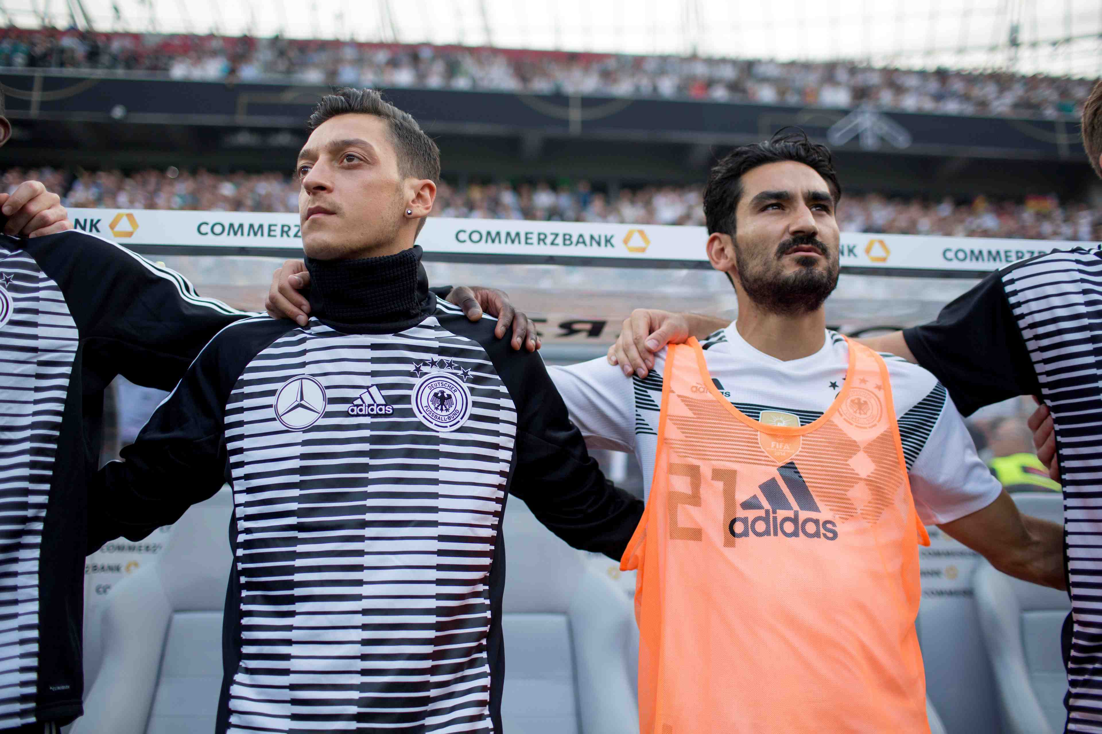 Mondial: l'afd demande l'exclusion de la nationalmannschaft de deux joueurs d'origine turque