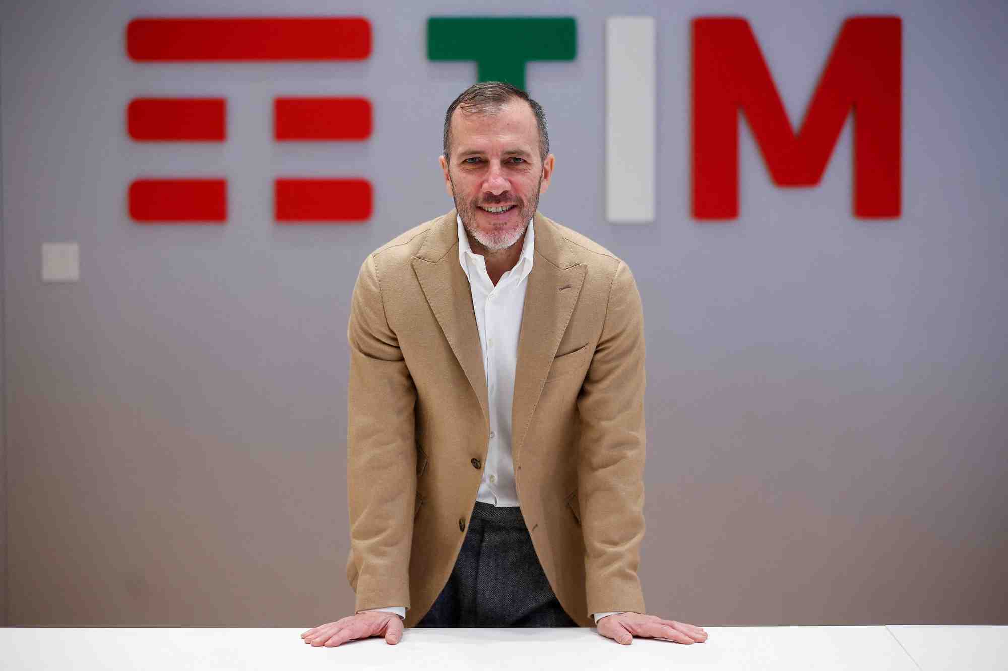 Telecom italia compte poursuivre son projet de scission, dit son patron labriola
