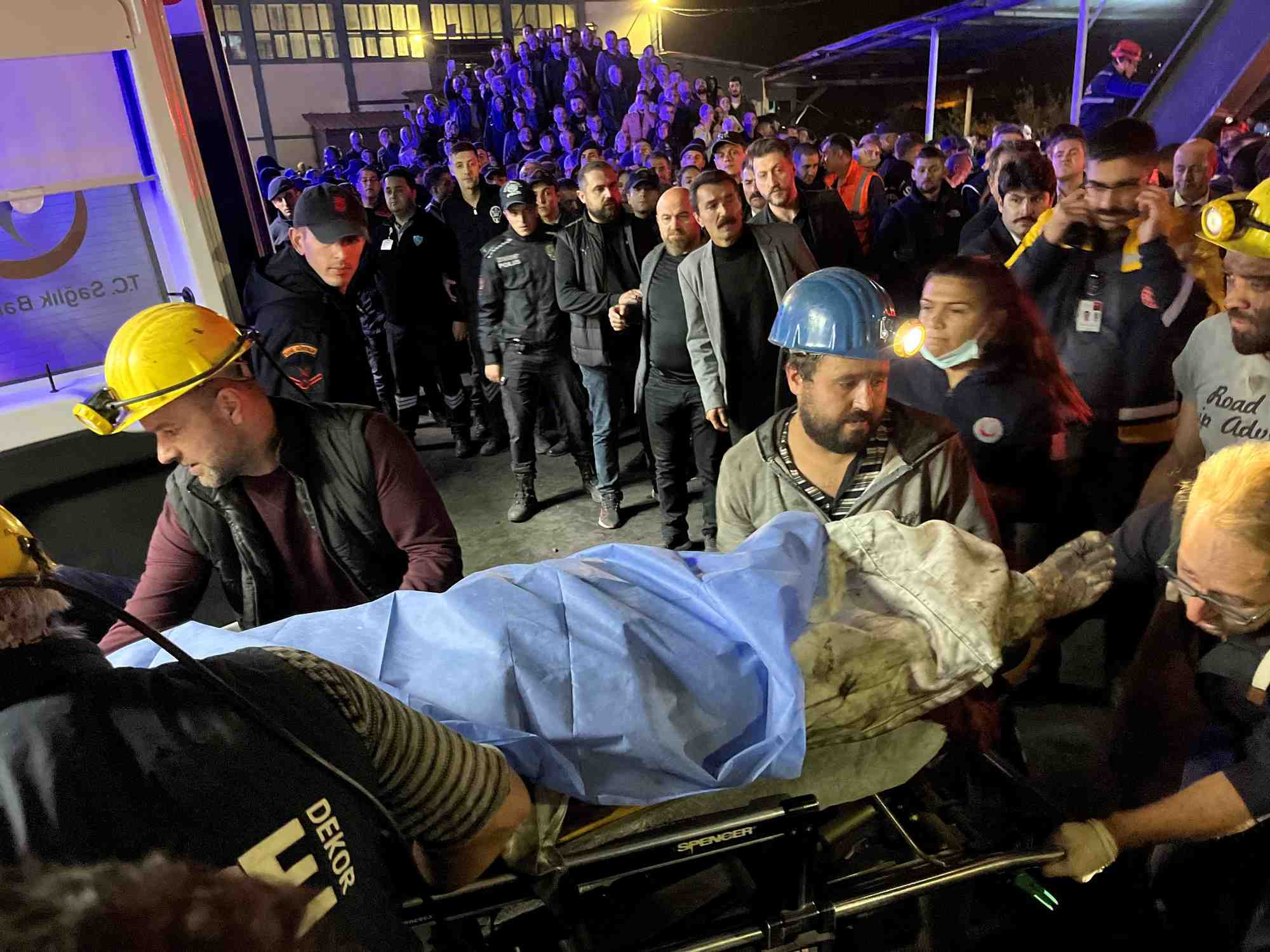 Un travailleur est transporte vers une ambulance apres une explosion dans une mine de charbon du nord de la turquie