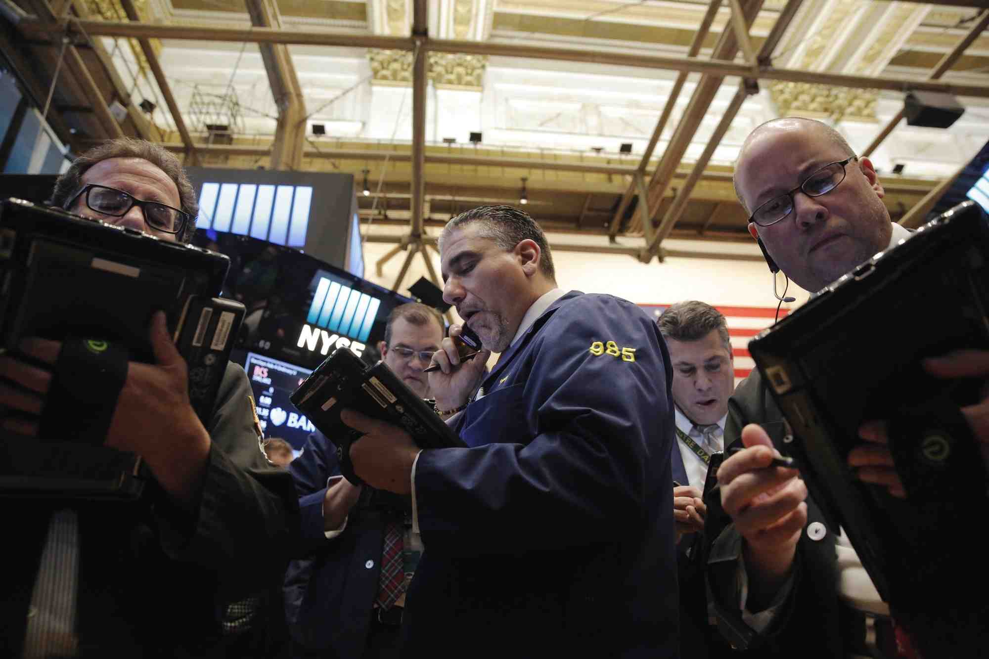 Des traders travaillent a la bourse de wall street
