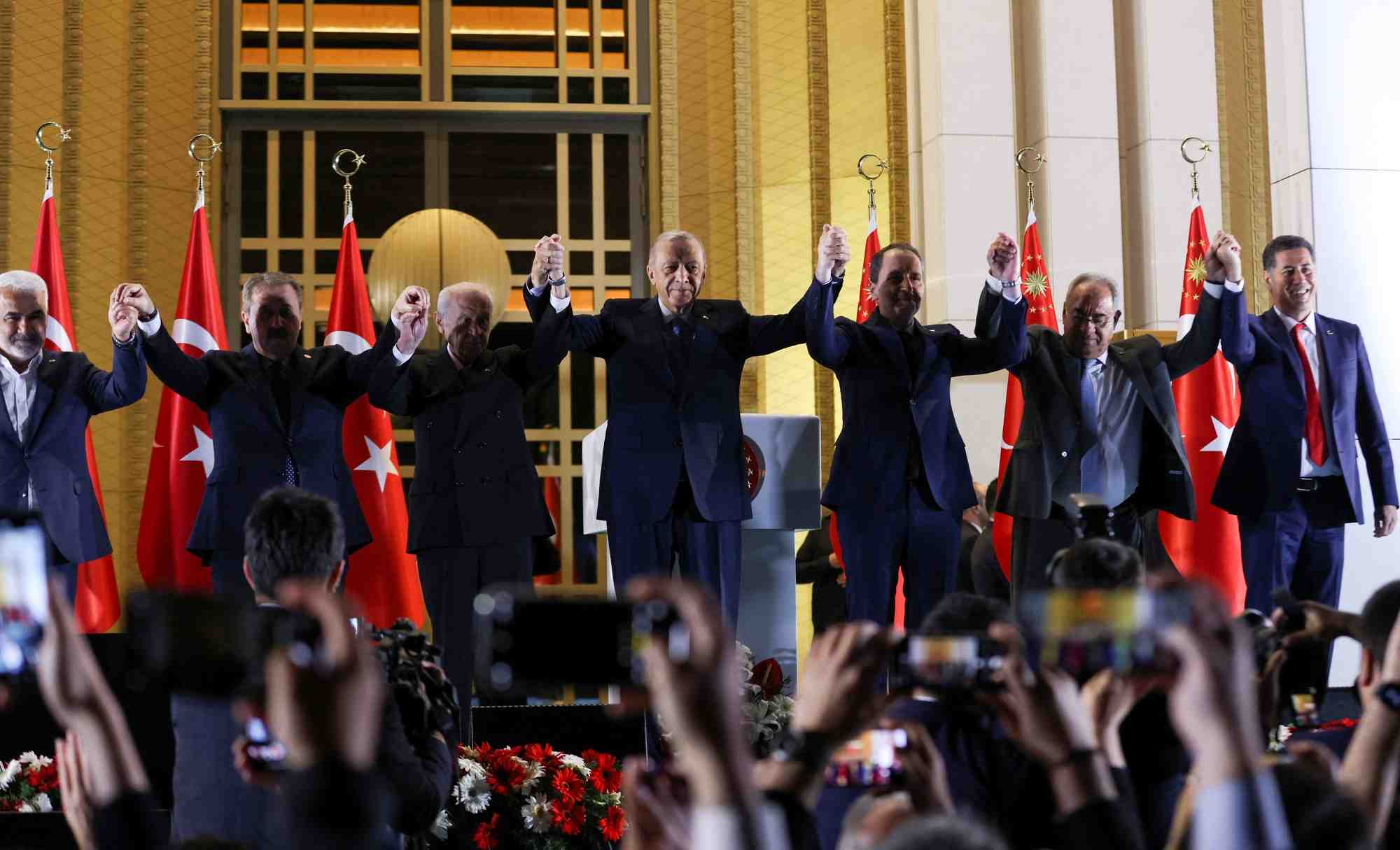 Les partisans du president turc tayyip erdogan celebrent sa victoire