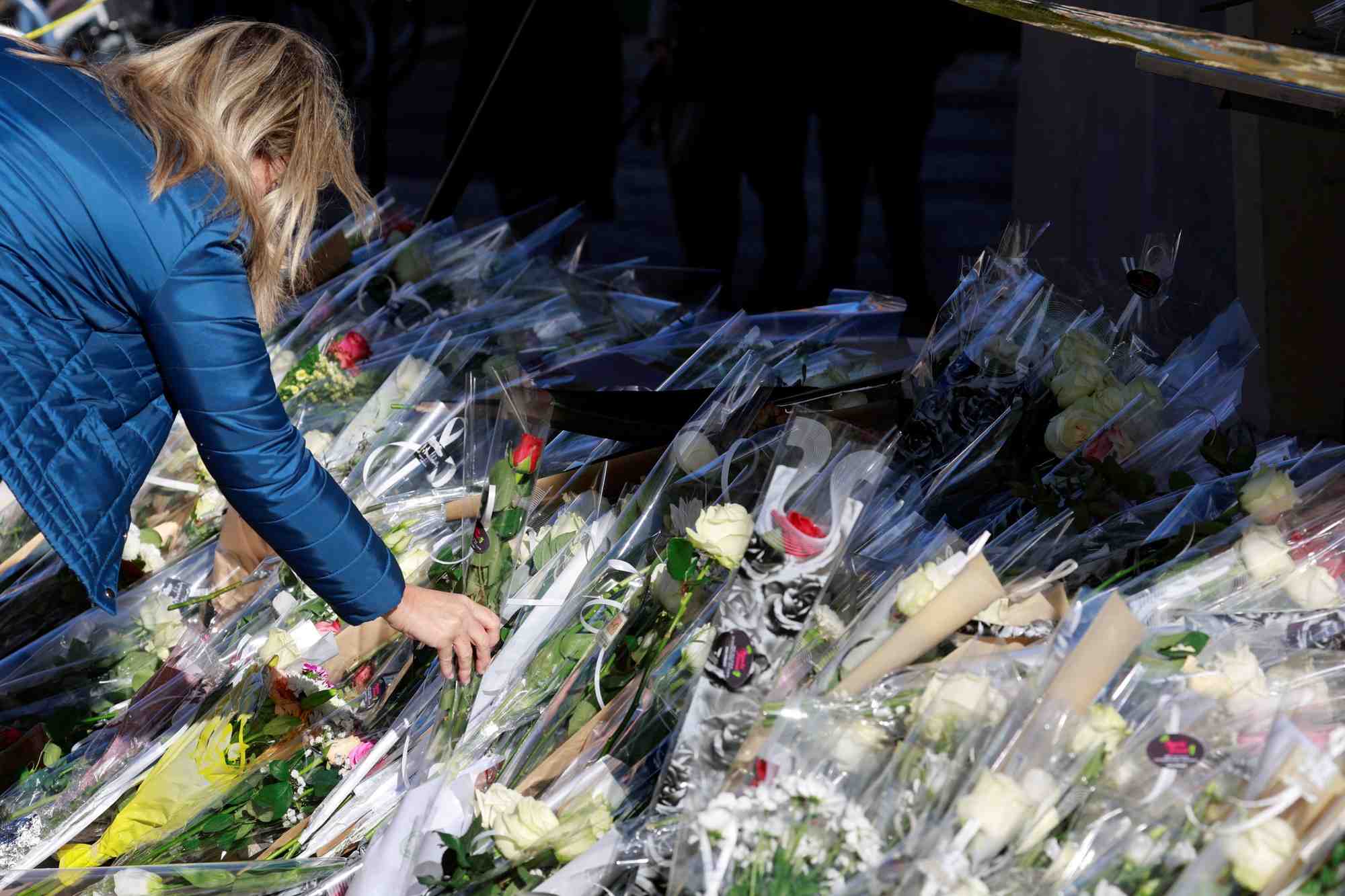 Des gens deposent des fleurs devant une ecole ou un enseignant a ete tue dans une attaque au couteau, a arras, en france
