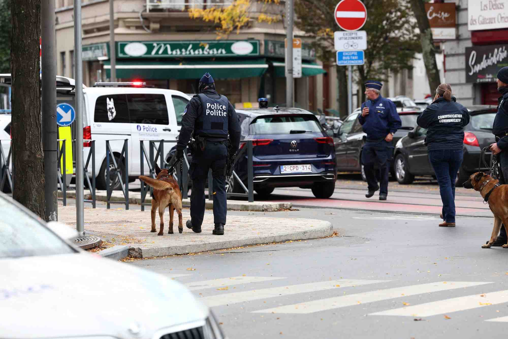 Des officiers de police apres une fusillade mortelle, a bruxelles, en belgique