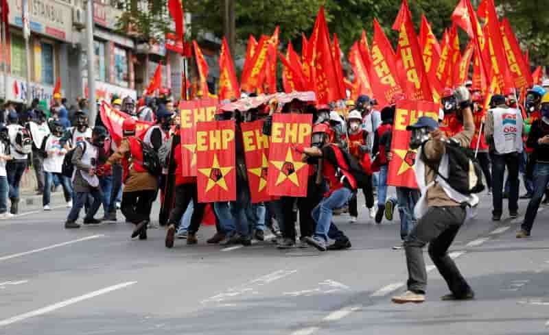 La police anti-émeutes bloque des manifestants à Istanbul