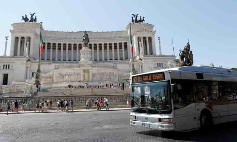 La maire de rome rattrapee par une polemique sur les transports publics