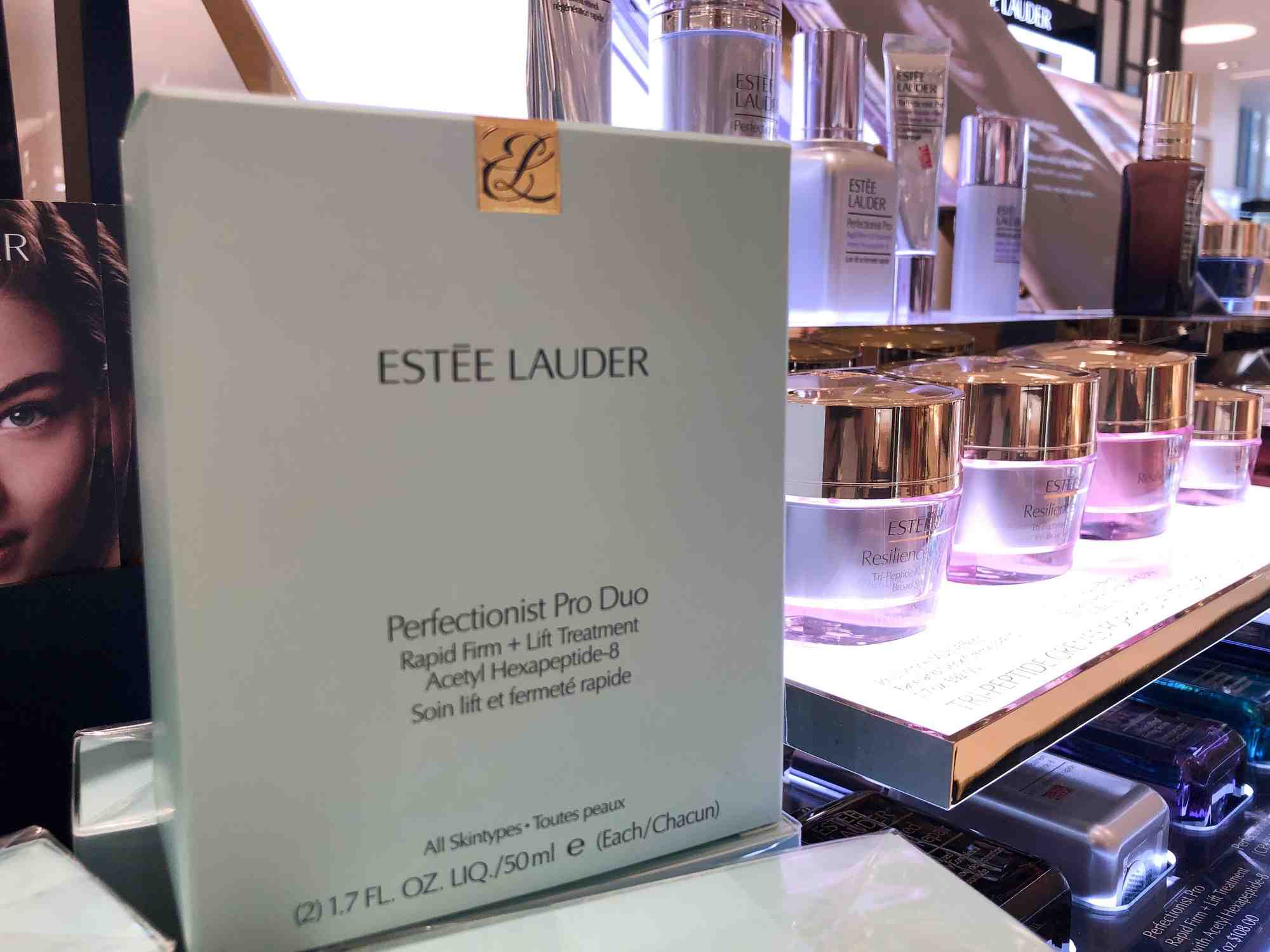 Un comptoir de cosmetiques estee lauder a los angeles