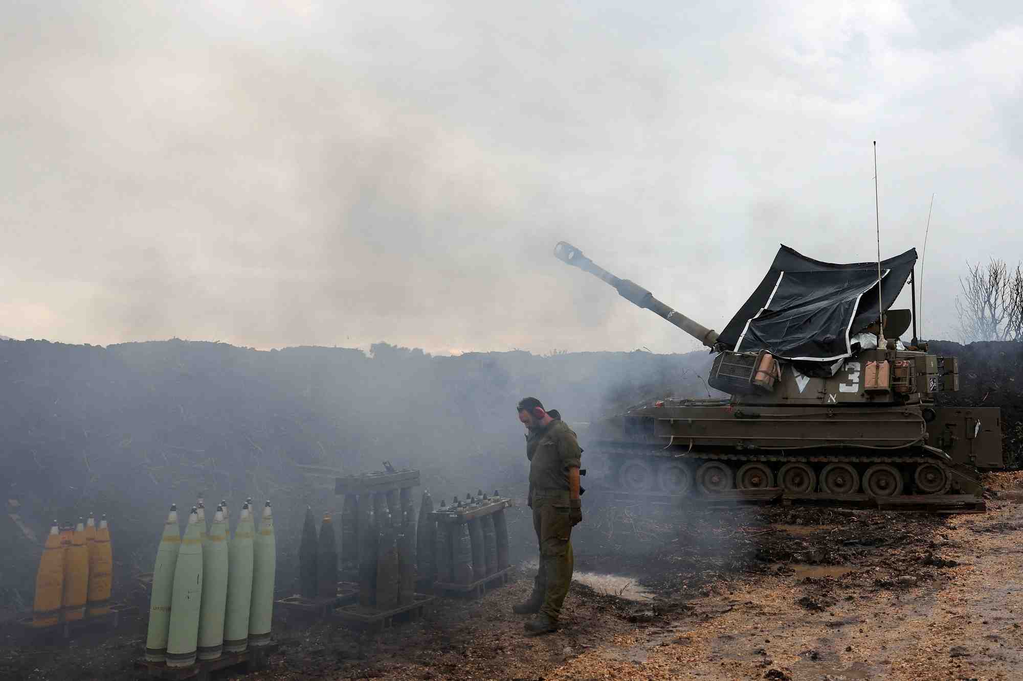 Un soldat israelien a la frontiere entre israel et le liban