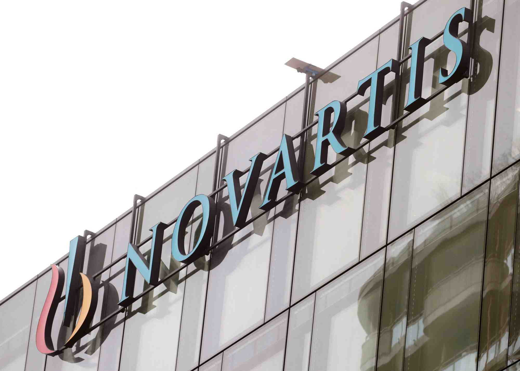 Le logo de novartis est visible sur un batiment du groupe a rotkreuz