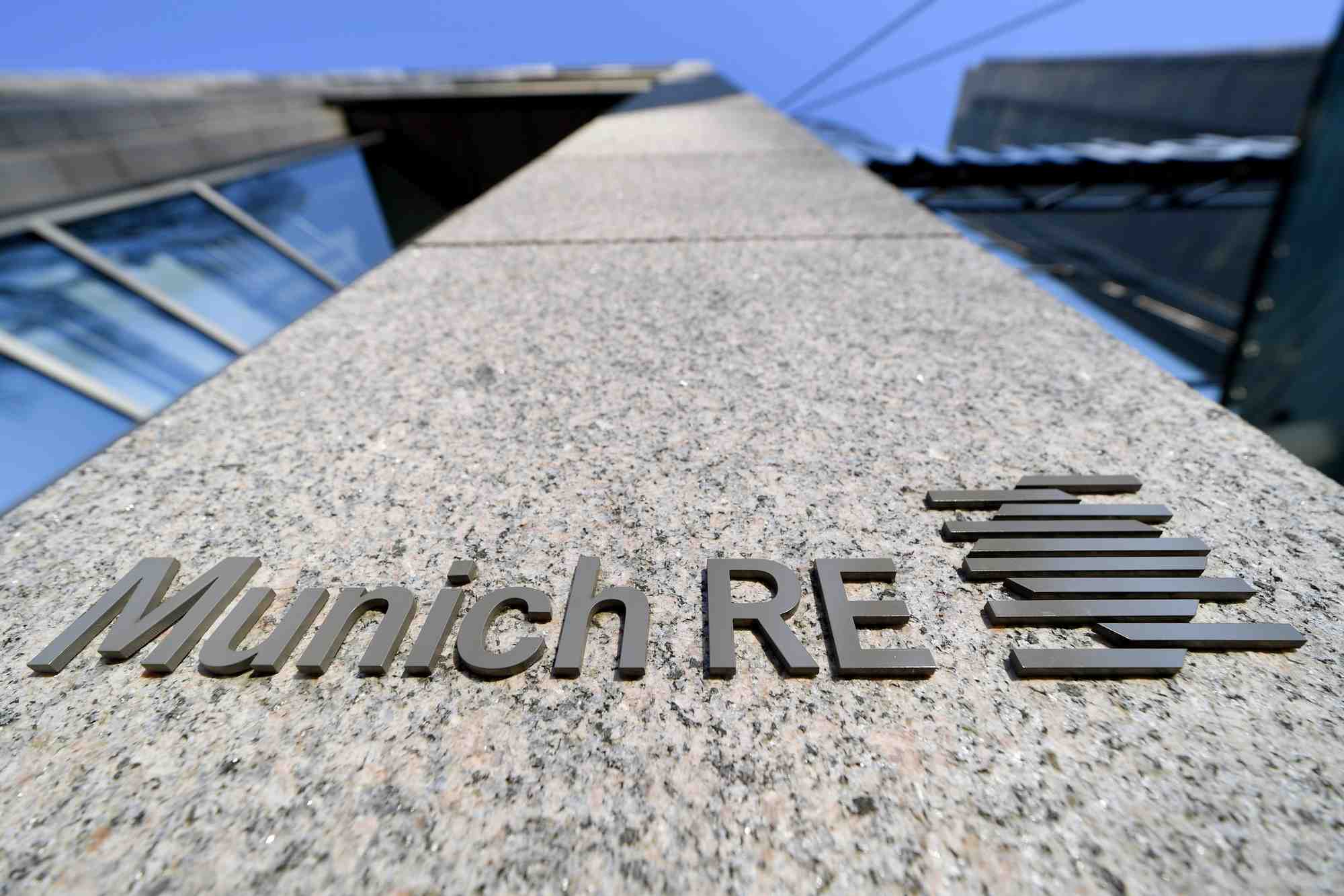 Le logo de munich re group a cote de l'entree de son siege a munich