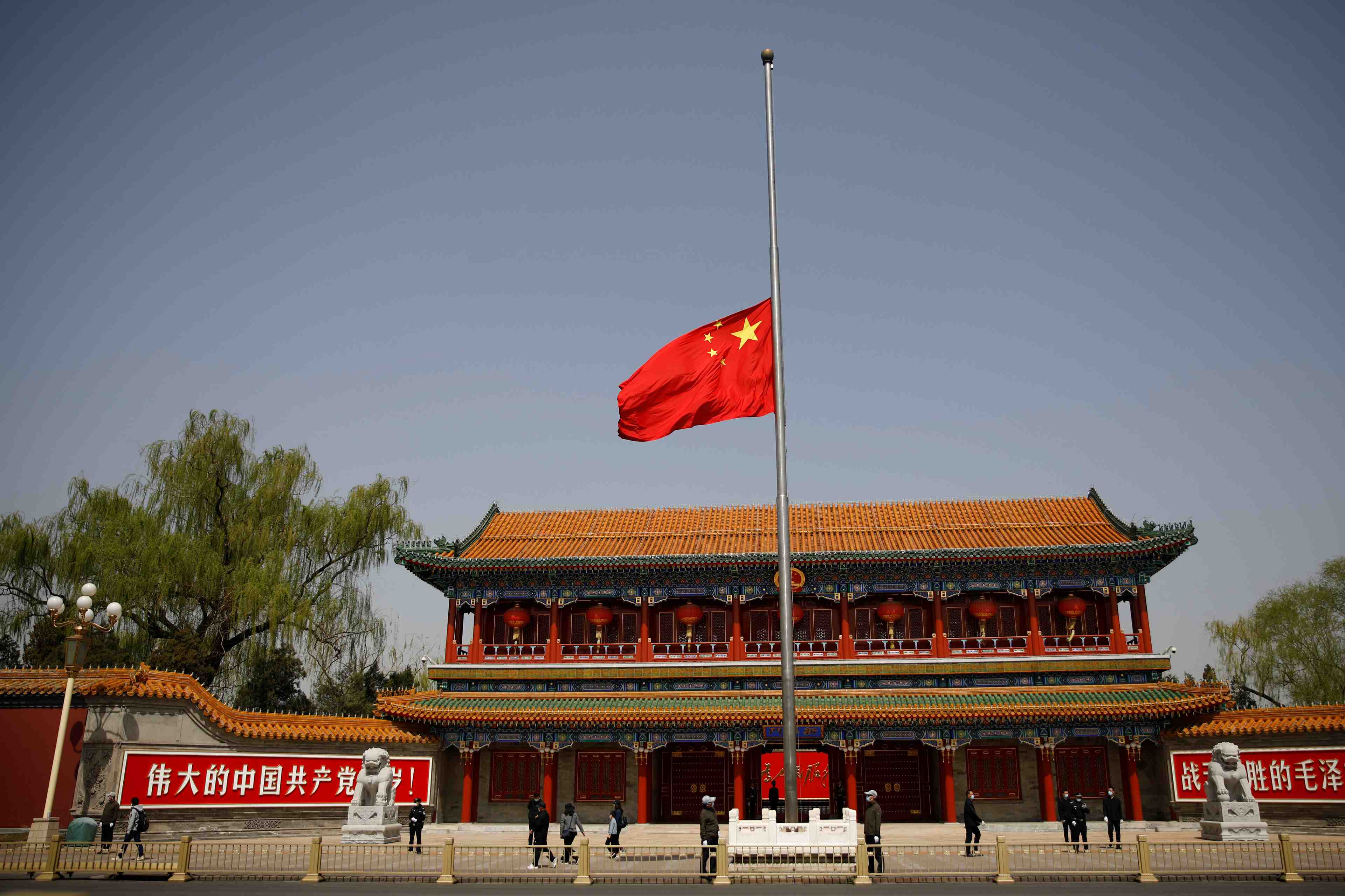 La chine rend hommage aux milliers de morts de l'epidemie