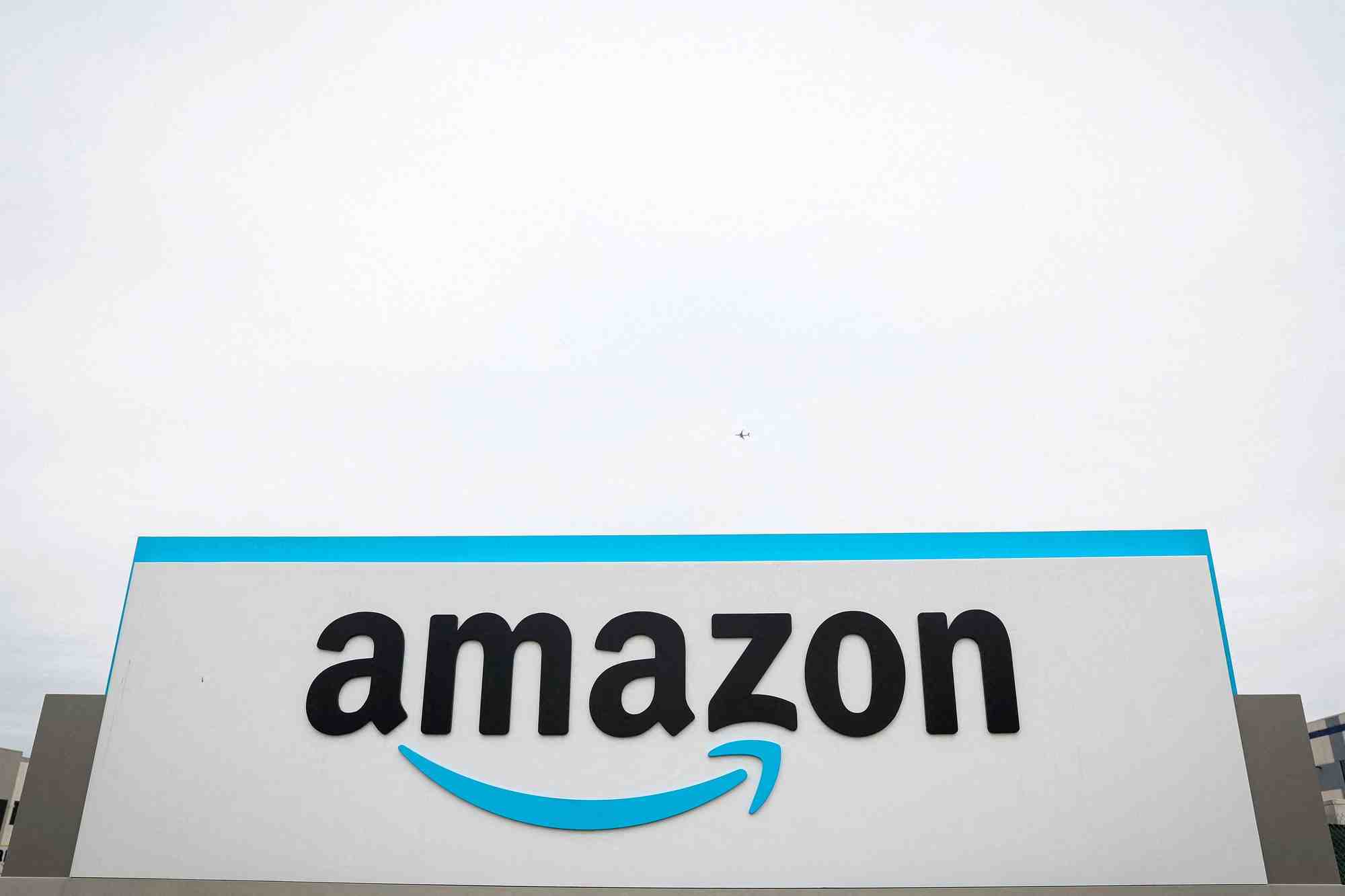 Le logo amazon est affiche a l'exterieur du centre de tri ldj5 a new york