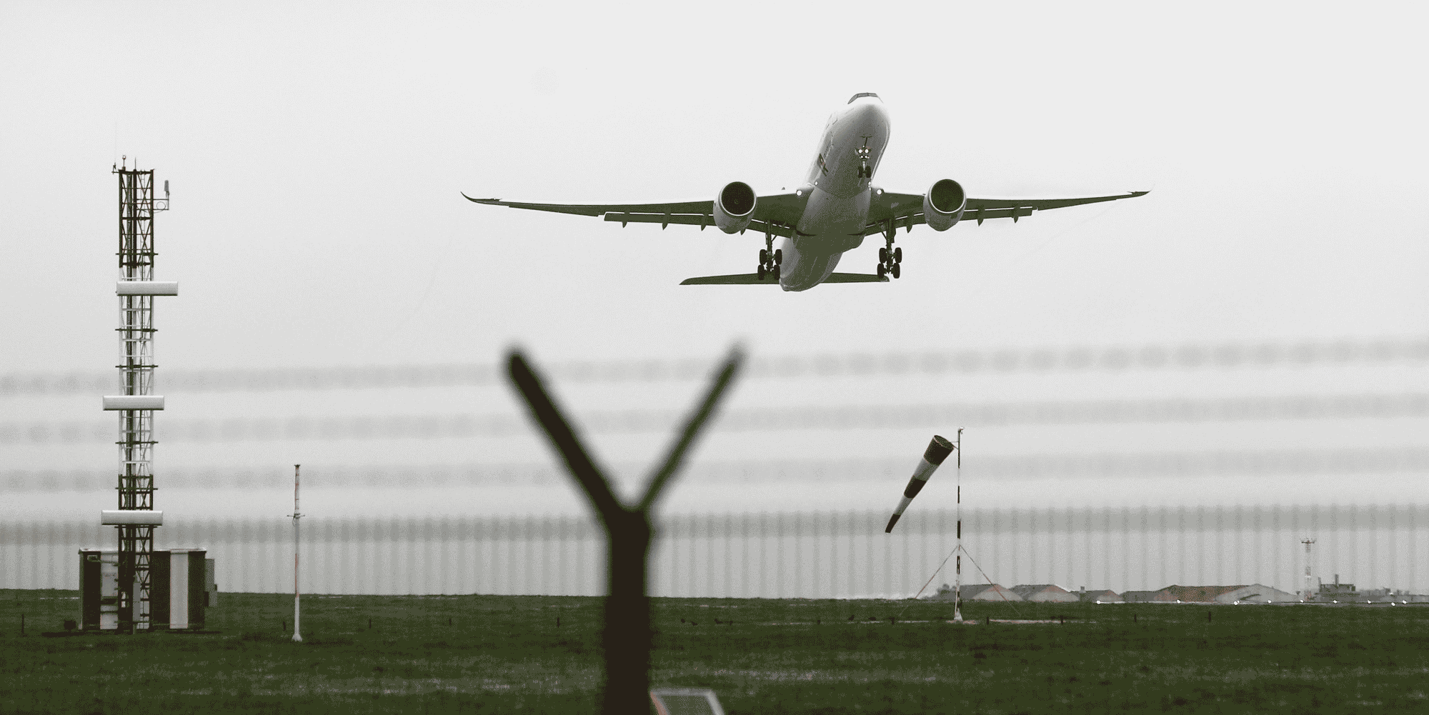 La reprise du trafic aerien menacee par les variants, declare l'iata