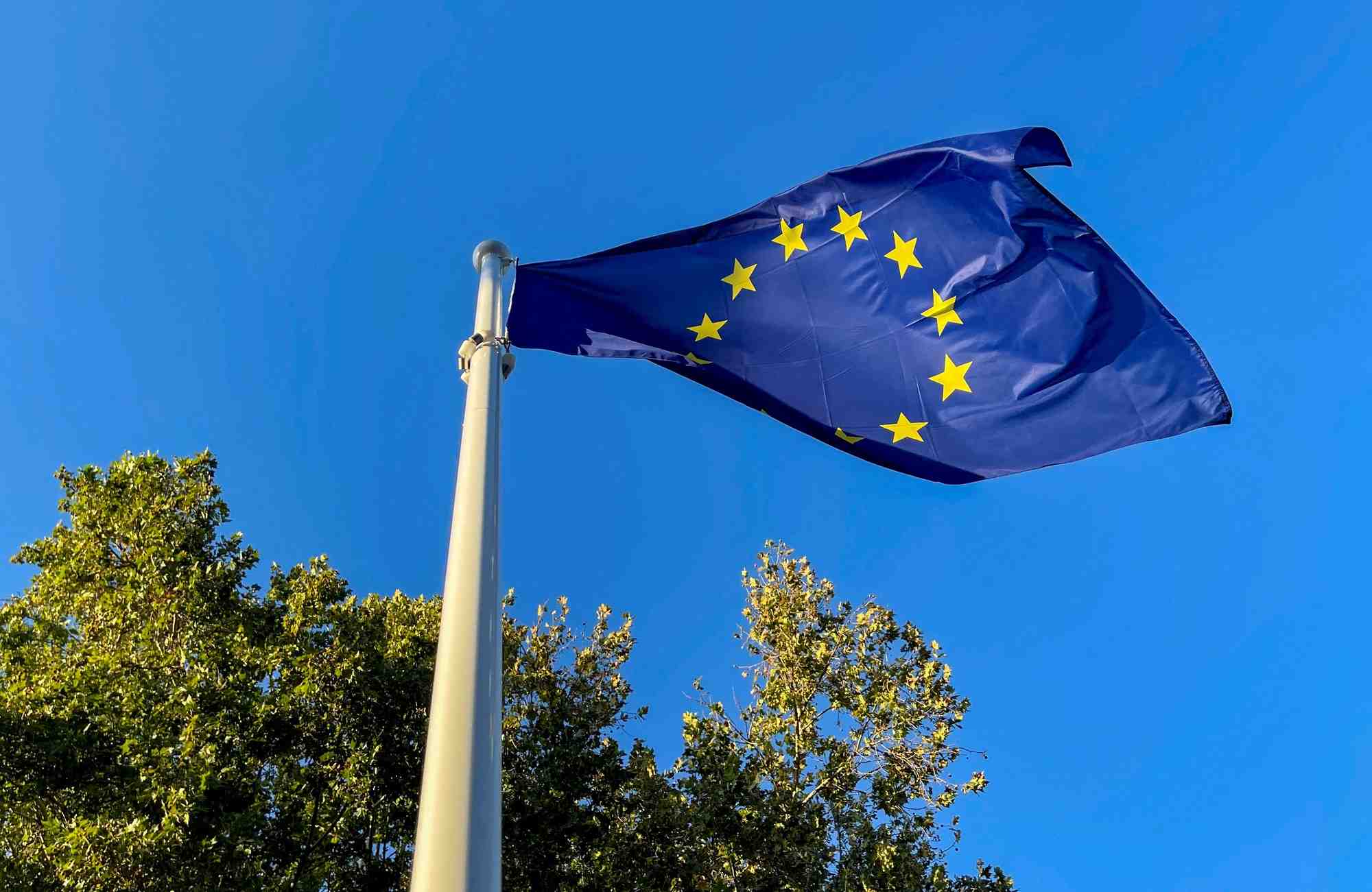 Un drapeau europeen hisse a grenade, en espagne