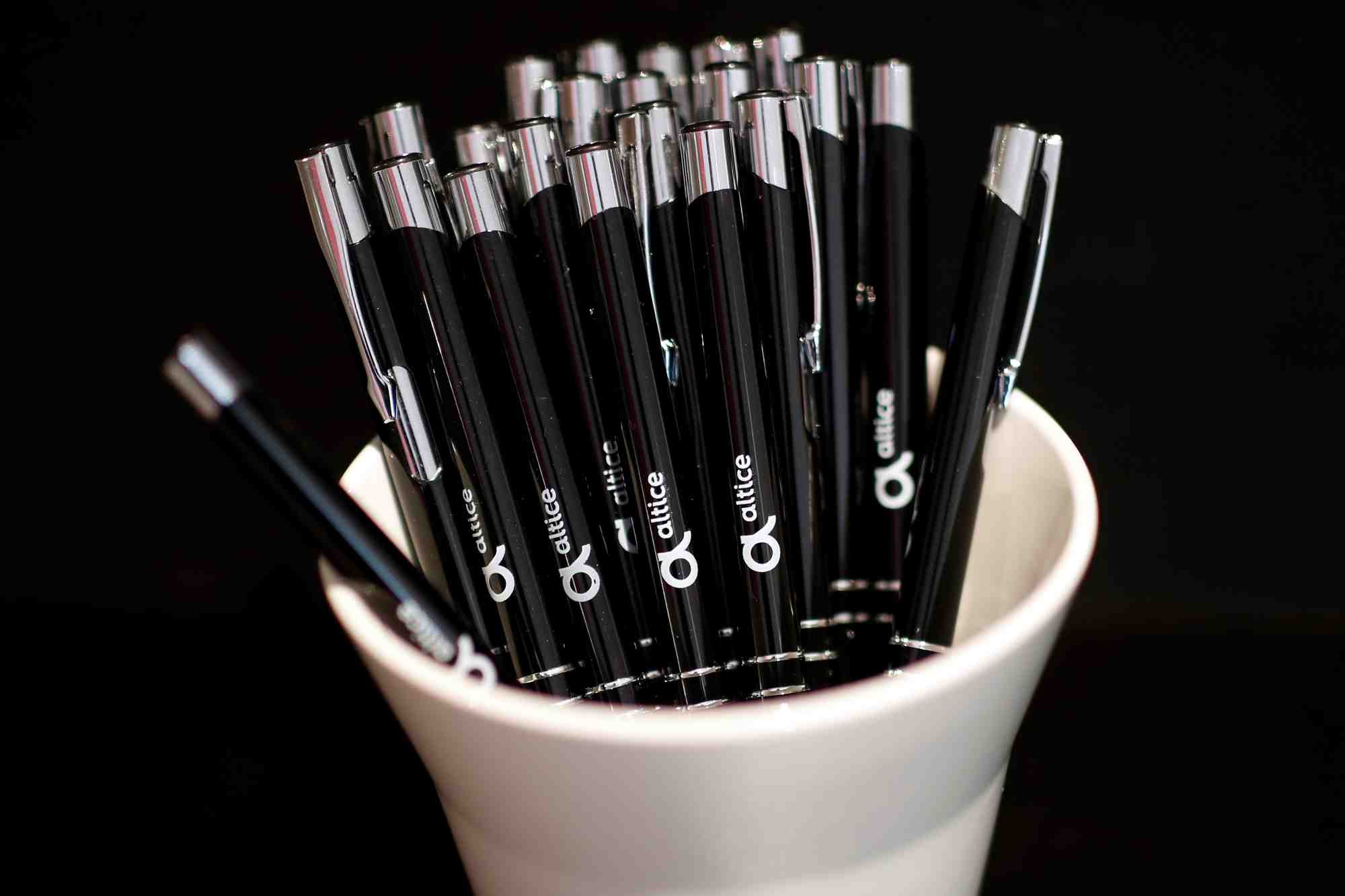 Des stylos au logo d'altice