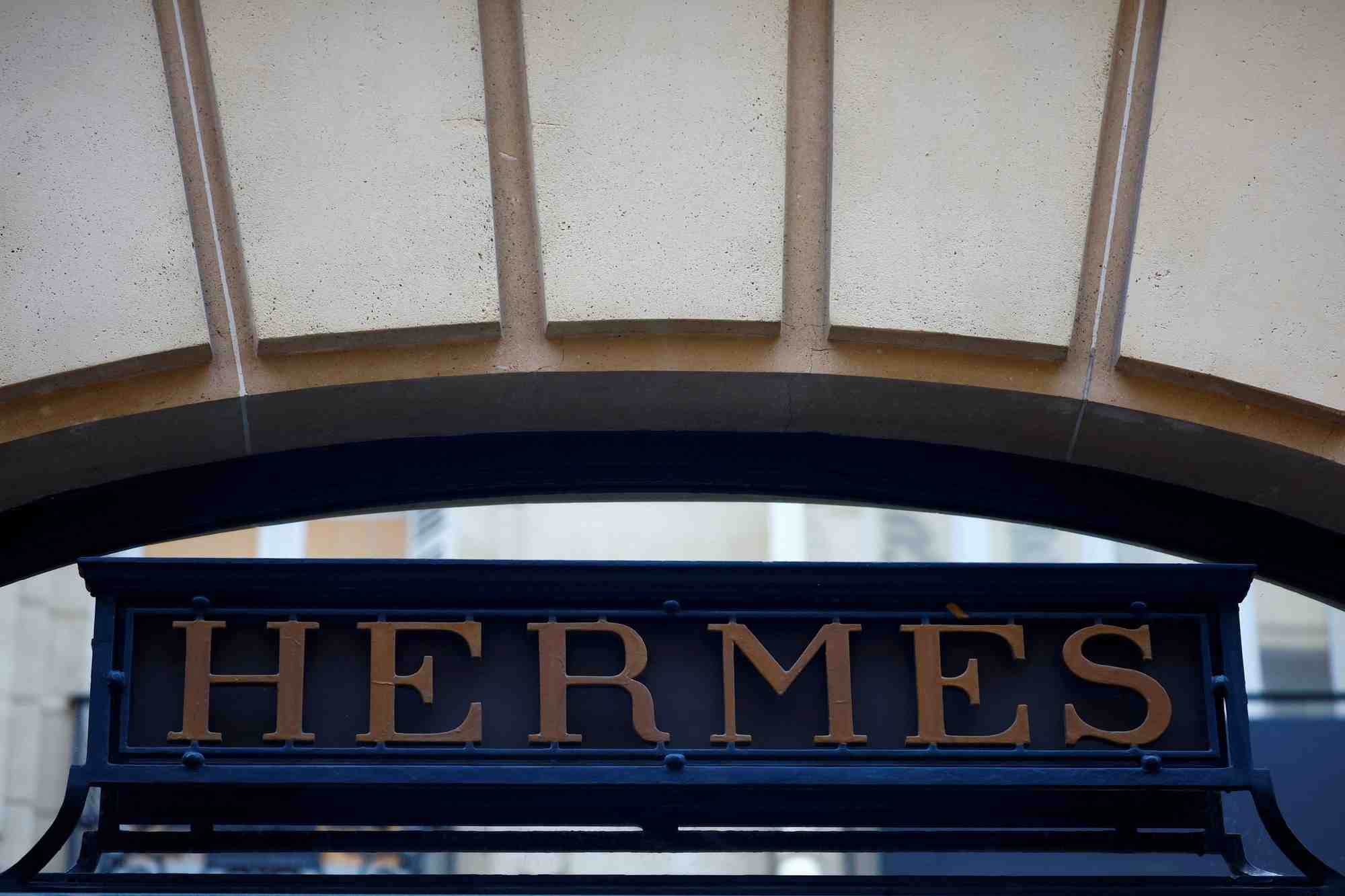 Logo d'hermes sur un magasin a paris