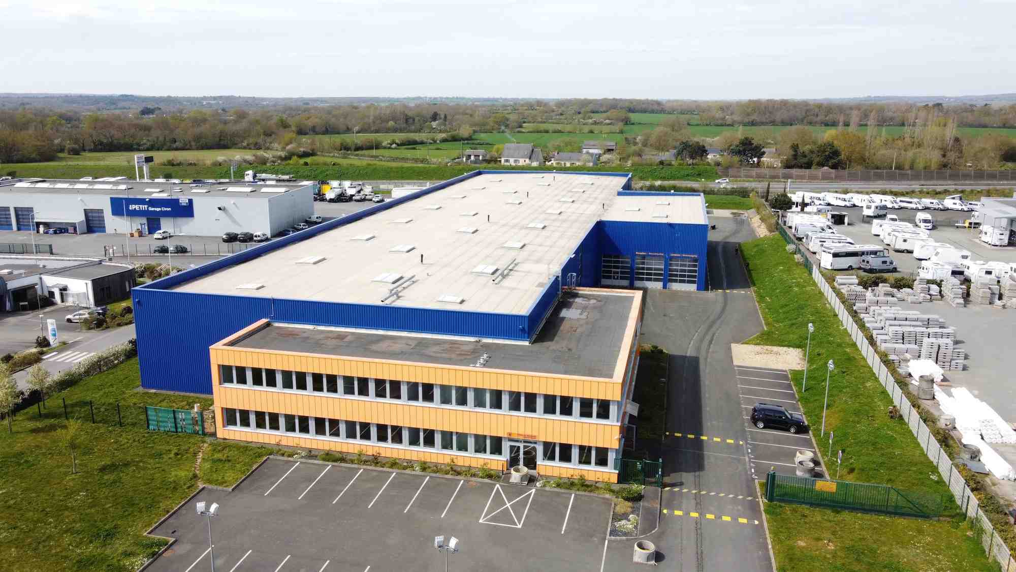 Photo du premier site d’assemblage de l'entreprise Expliseat en terre angevine.