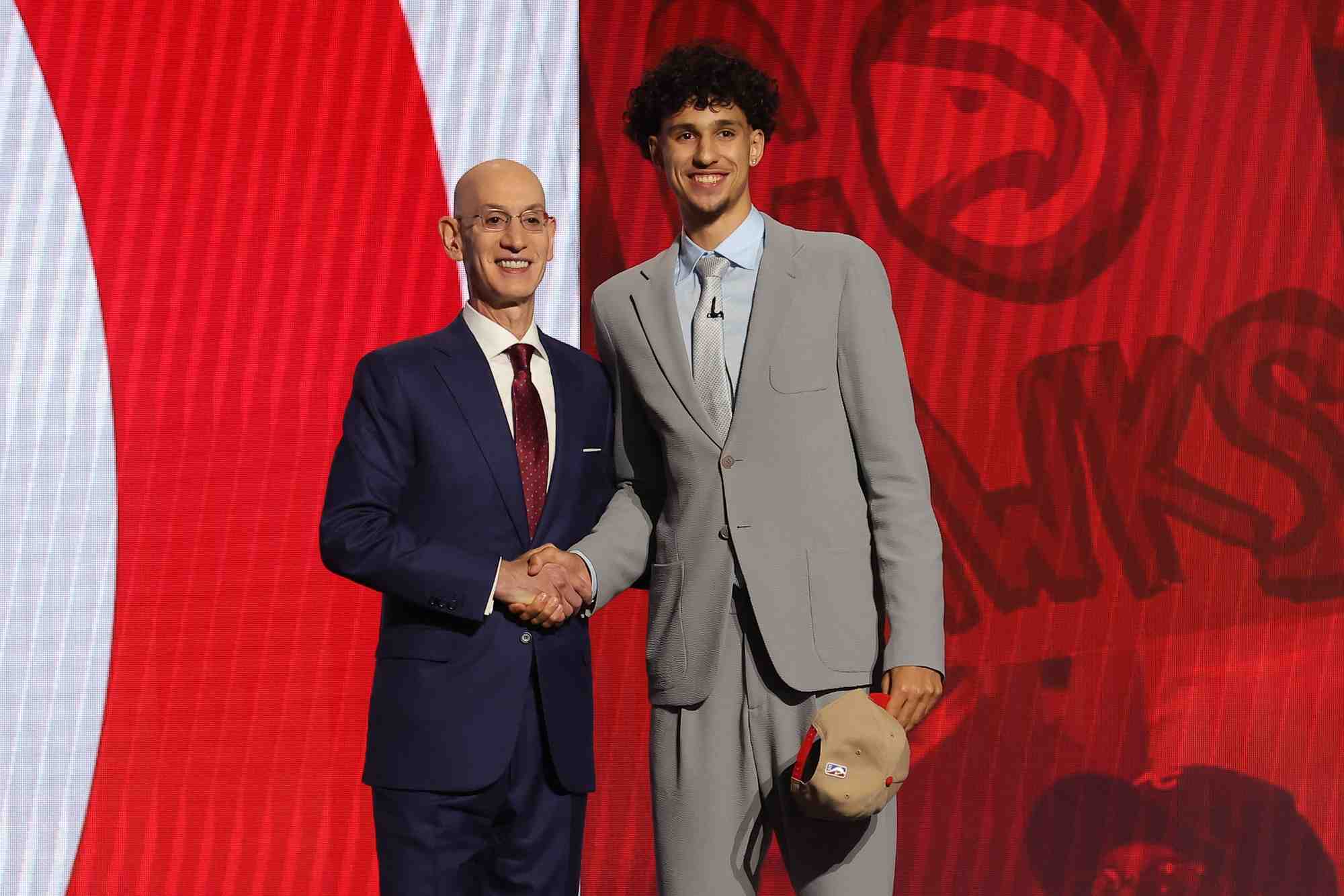 Zaccharie risacher pose pour des photos avec le commissaire de la nba adam silver
