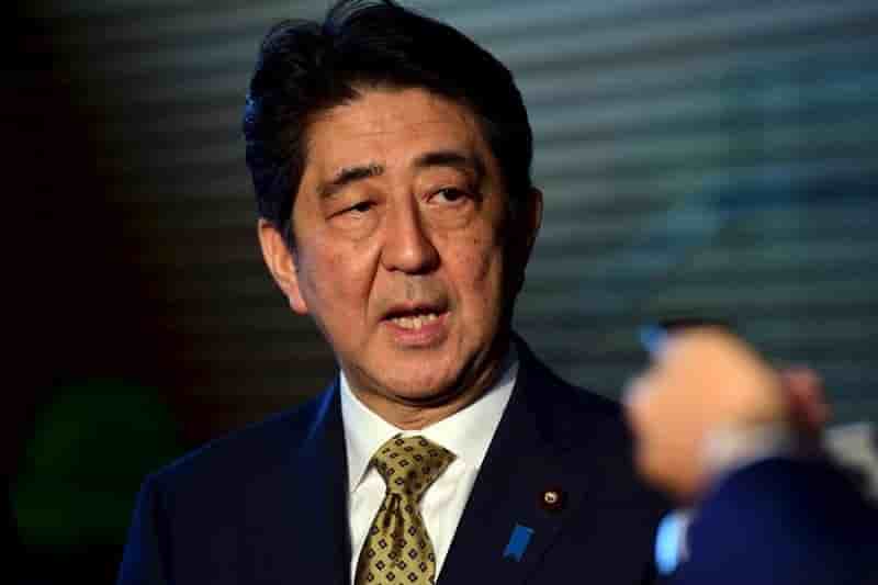 Le premier ministre japonais reconduit a la tete du son parti
