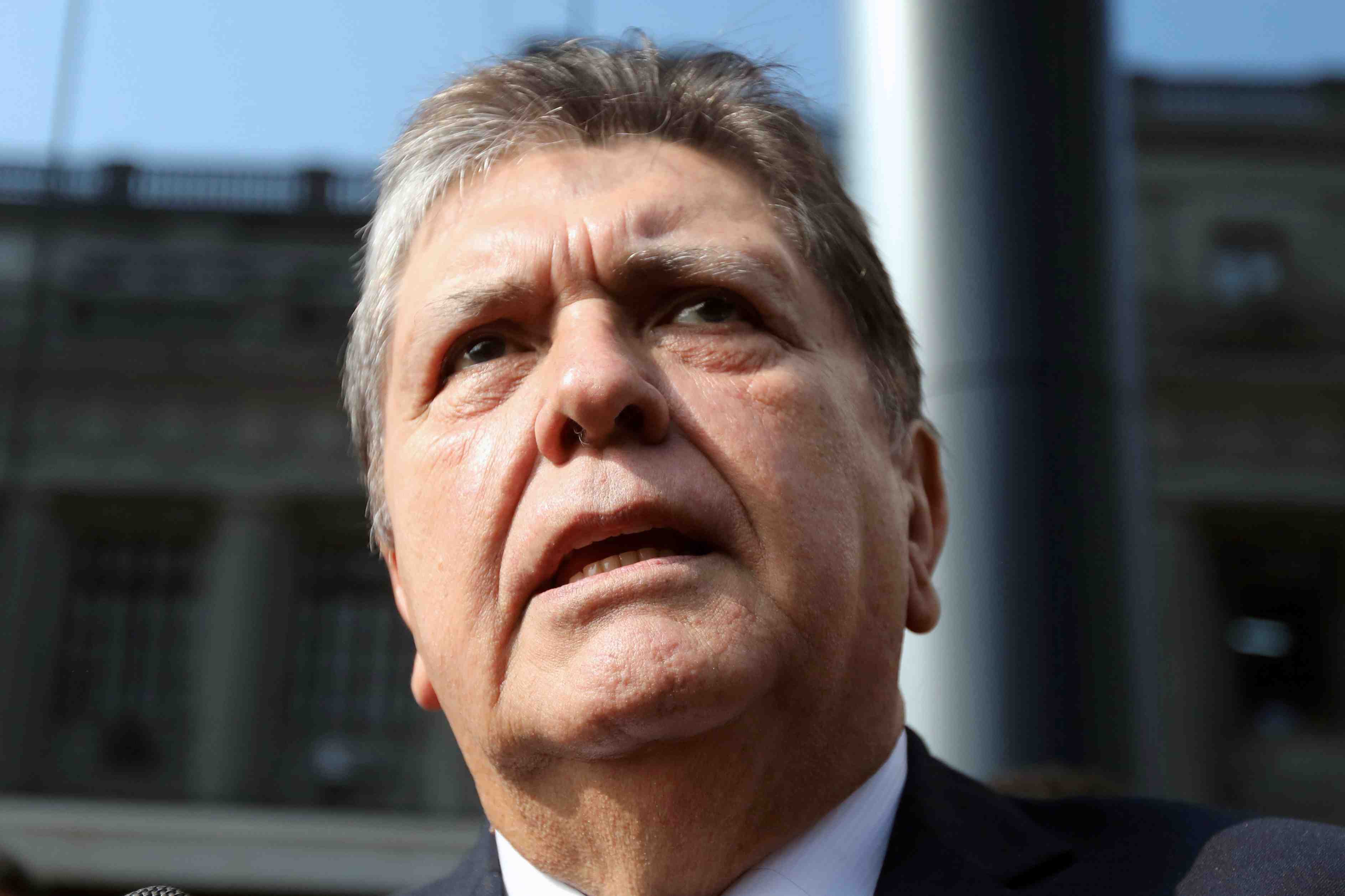 L'ex-president peruvien garcia tente de se suicider pour echapper a l'arrestation