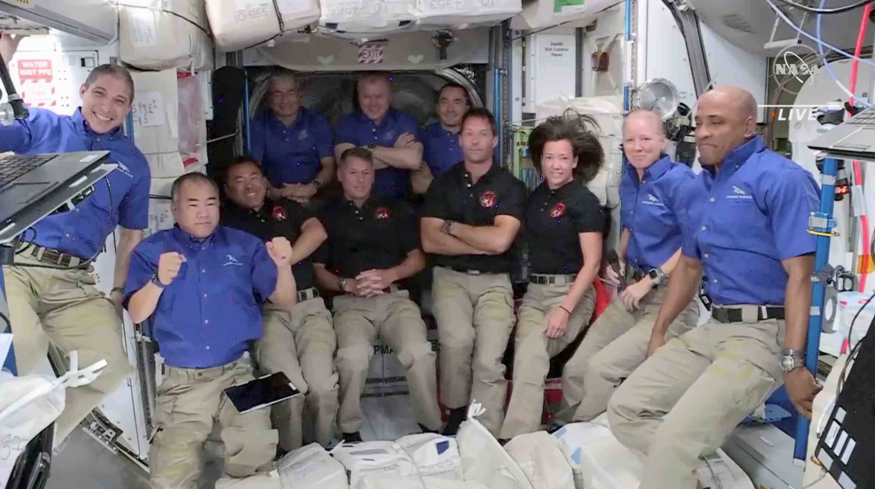 La capsule crew dragon s'est amarree a la station spatiale internationale, dit la nasa