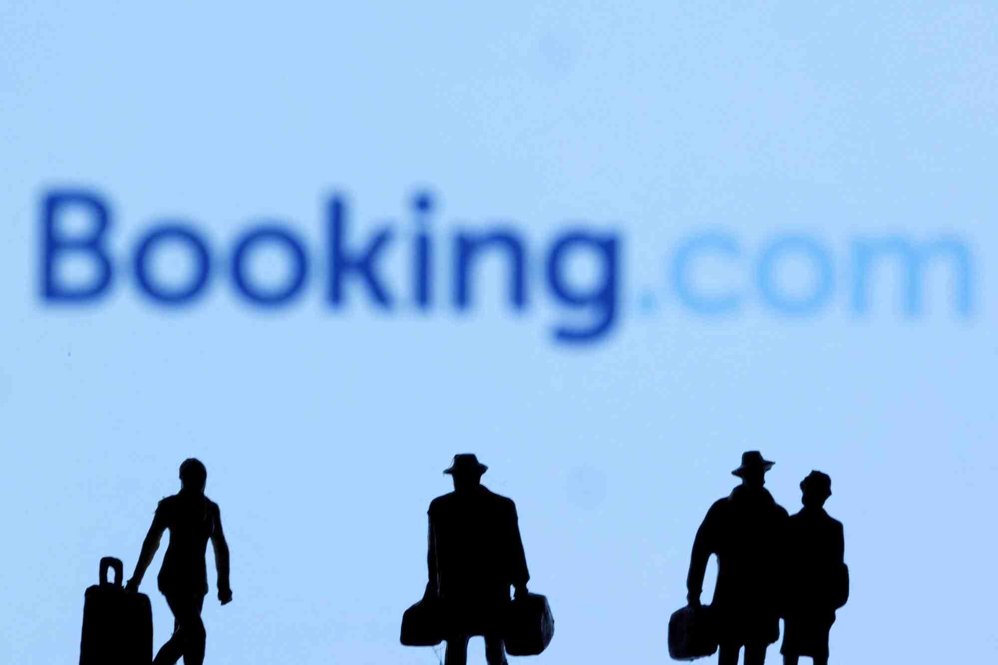 Photo d'archives des figurines devant le logo booking.com