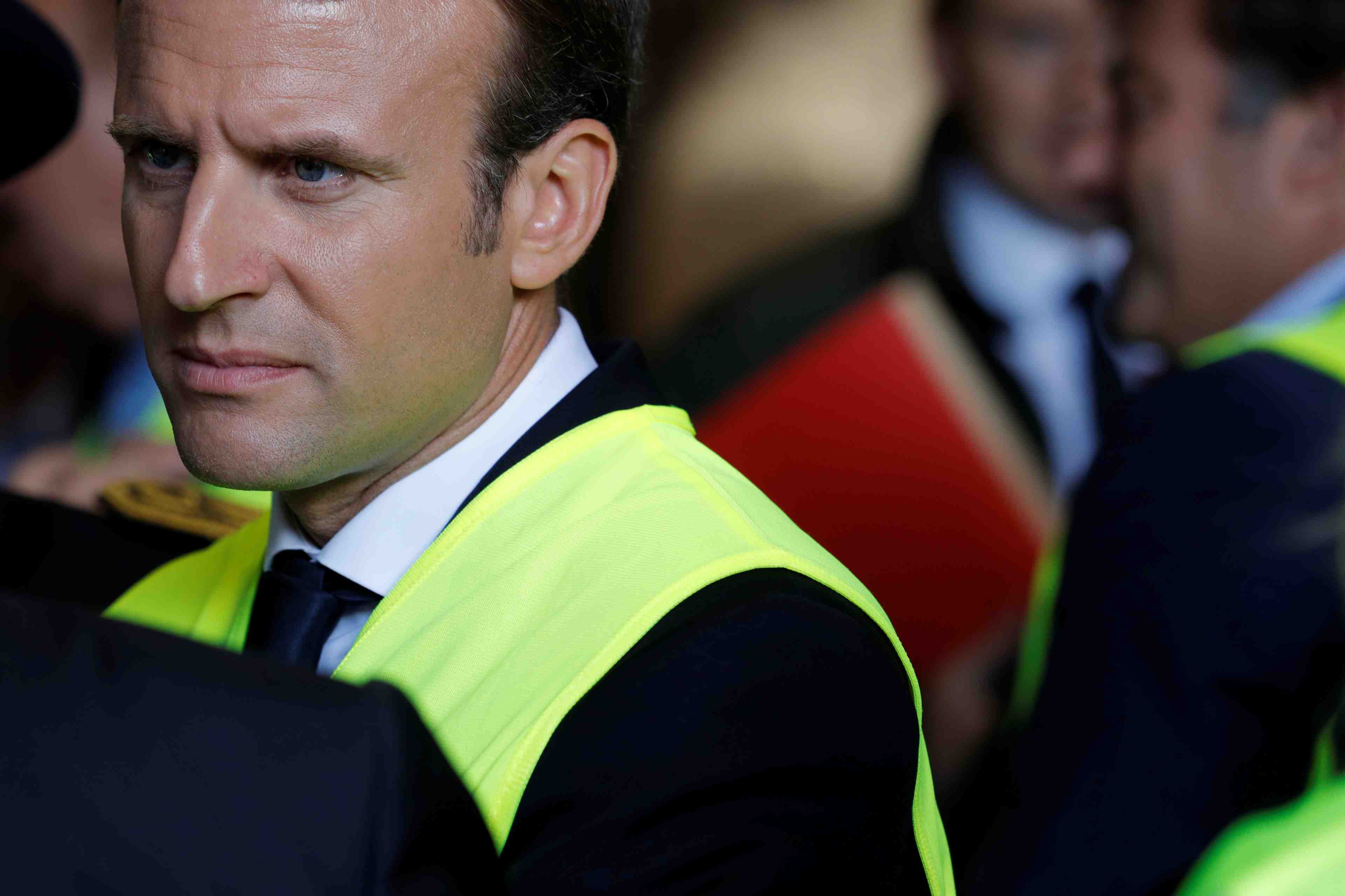 La popularite de macron continue de baisser, moins 22 points depuis mai