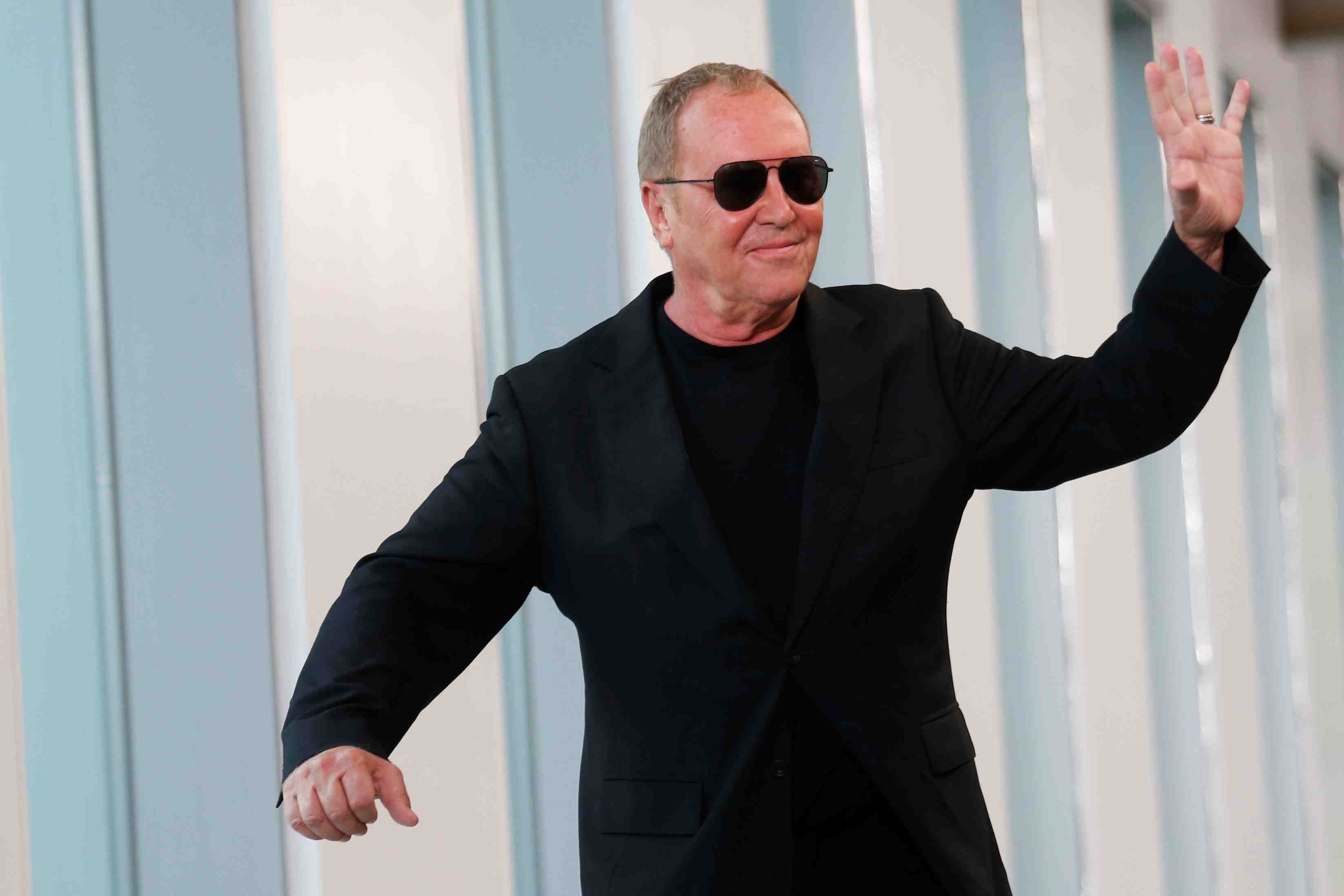Michael kors va prendre le controle de versace