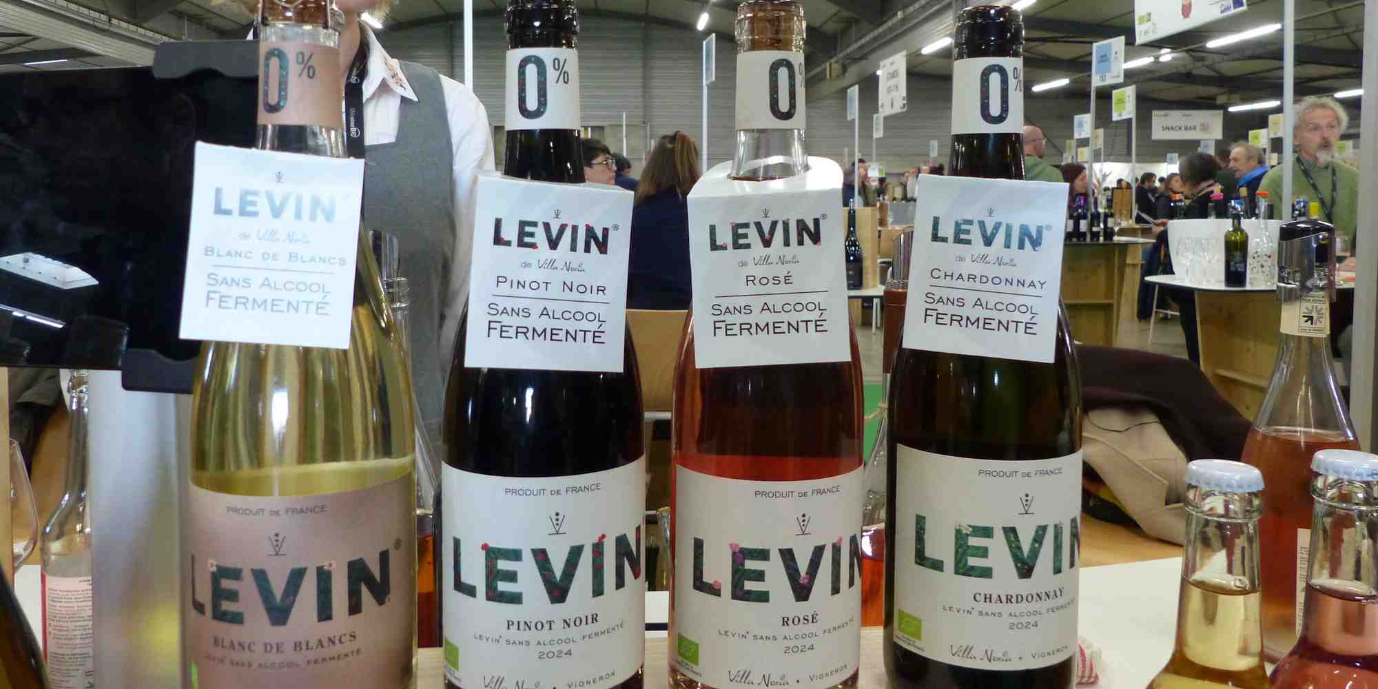 Sur le salon Millesime Bio à Montpellier, le domaine Villa Noria, près de Pézenas (Hérault), a dévoilé sa nouvelle gamme « Le Vin », une boisson à base de raisins fermentés sans alcool fruit de plus de trois ans de recherche.