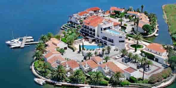 L'hôtel L'Île de la lagune, à Saint-Cyprien (66), du groupe Roussillhotel