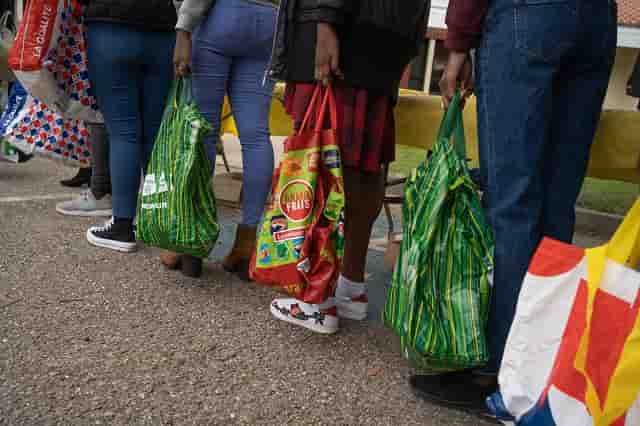 Les demandes affluent auprès des distributeurs d'aide alimentaire, conduisant des associations au bord de la rupture.