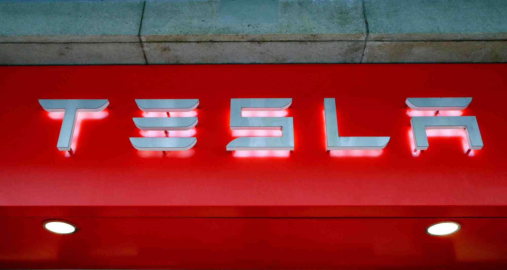Le logo du constructeur automobile americain tesla a zurich