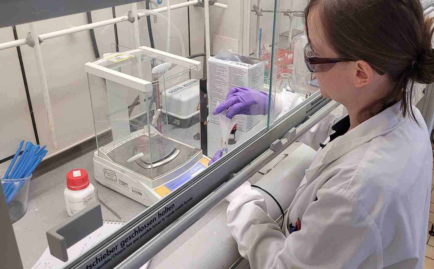 Une chercheuse au sein du laboratoire Inventiva, situé à Daix, à côté de Dijon.