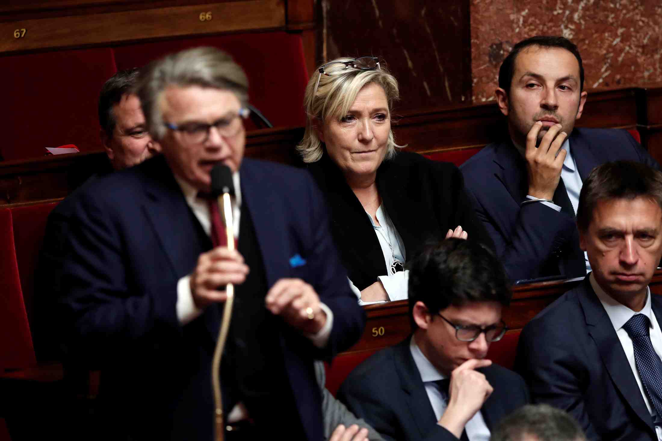 La socgen ne veut plus de ses comptes, le fn crie au "scandale"