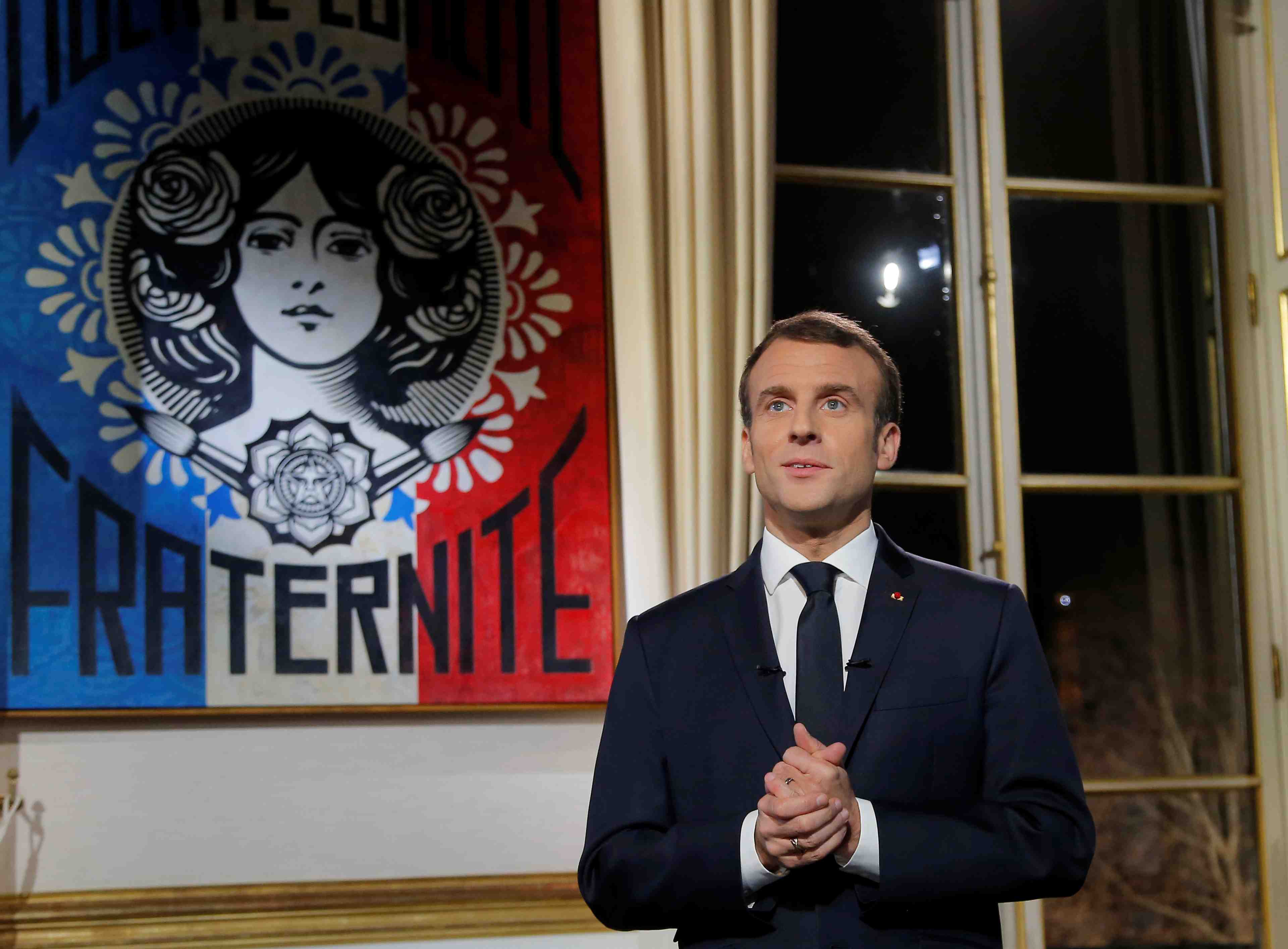 Macron pourfend les "porte-voix d'une foule haineuse"