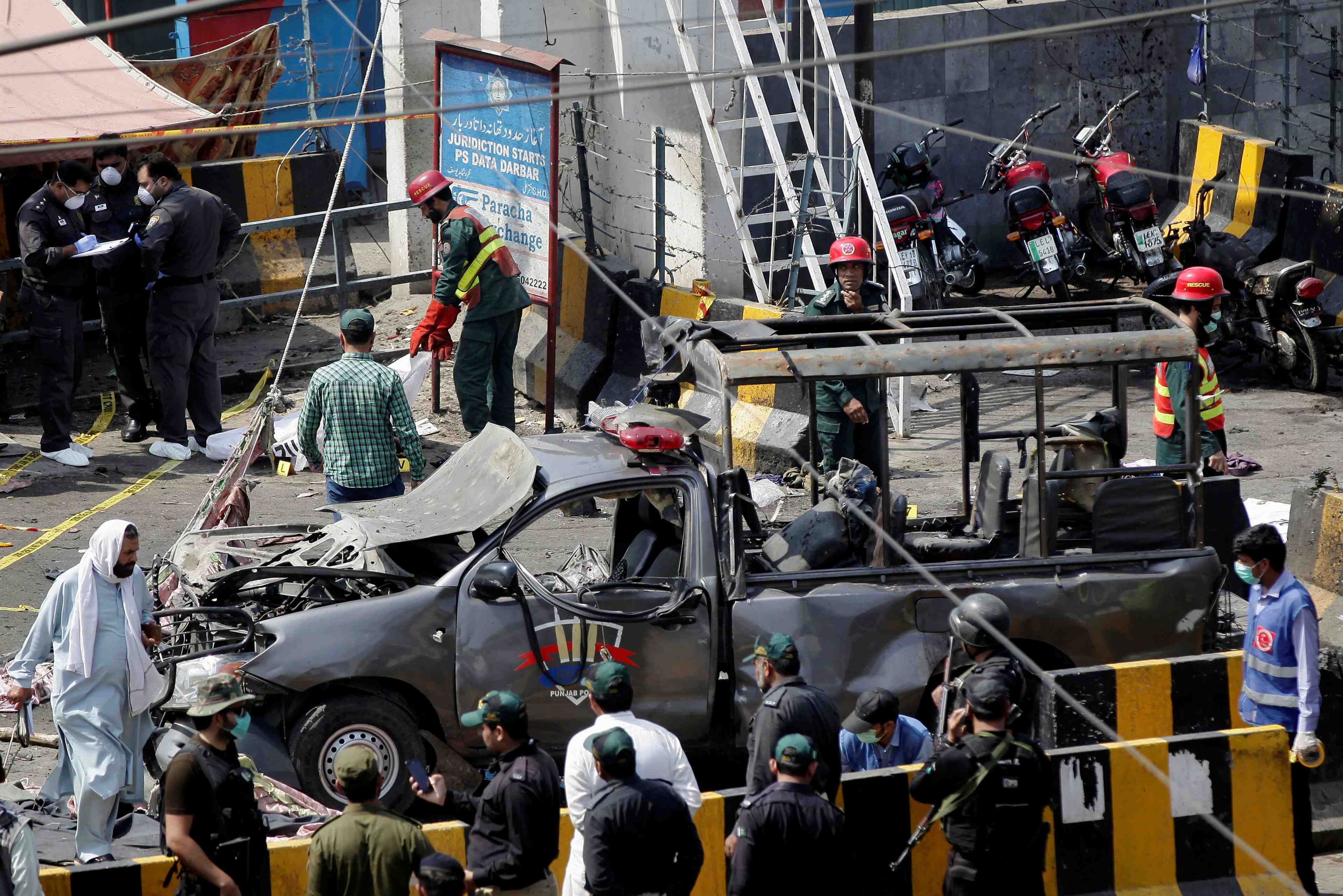 Pakistan: explosion pres d'un sanctuaire de lahore, dix morts