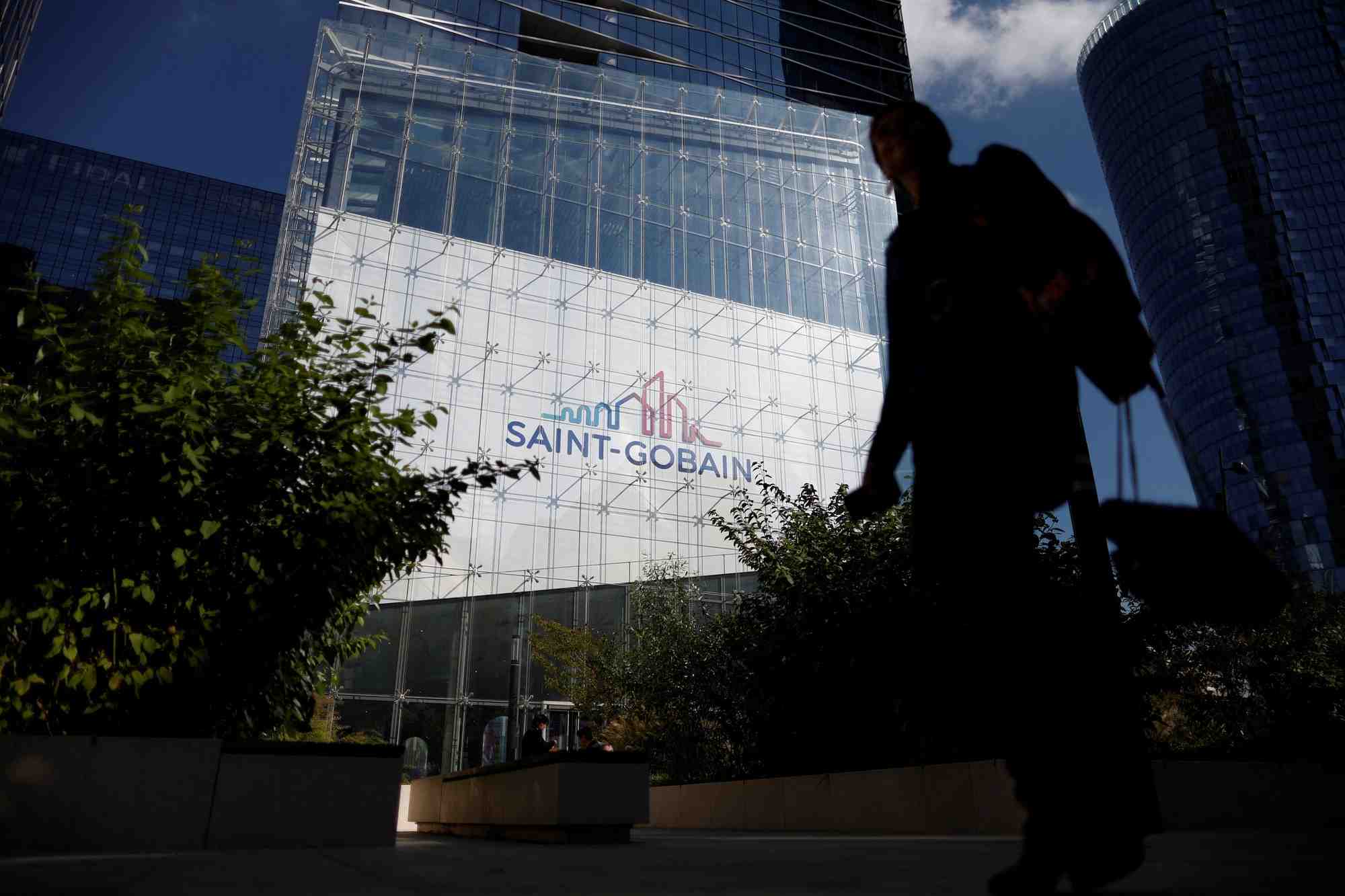 Les bureaux de saint-gobain dans le quartier de la defense a paris
