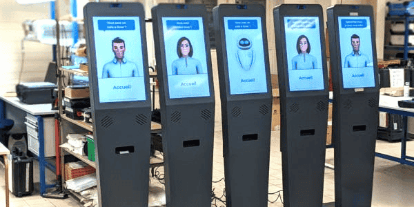 Dédiée à l'accueil en entreprise, la borne LILA est multifonctions : orientation dans les locaux, dialogue avec les visiteurs et mise en relation avec les collaborateurs de l'entreprise, édition de badges visiteurs, réception sécurisée de colis et dépôt en casiers connectés, vidéo-surveillance.